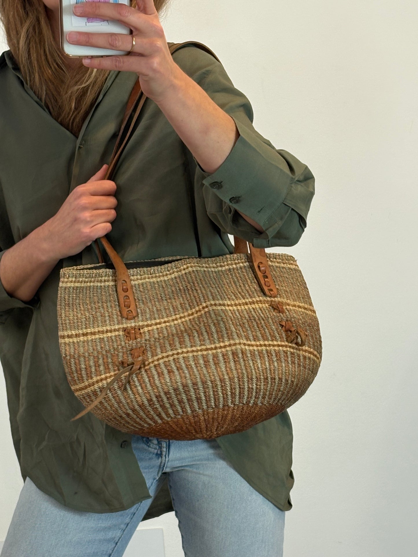 OTRAS. Bolso asa larga con piel