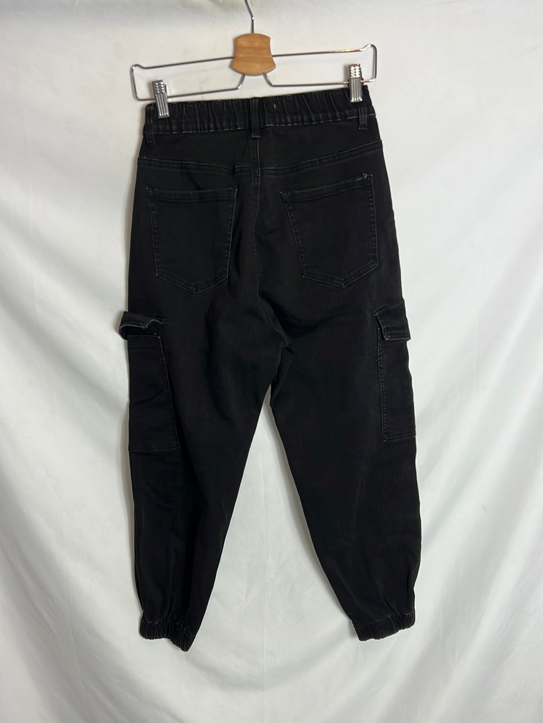 OTRAS. Pantalón negro botones dorados. T 36