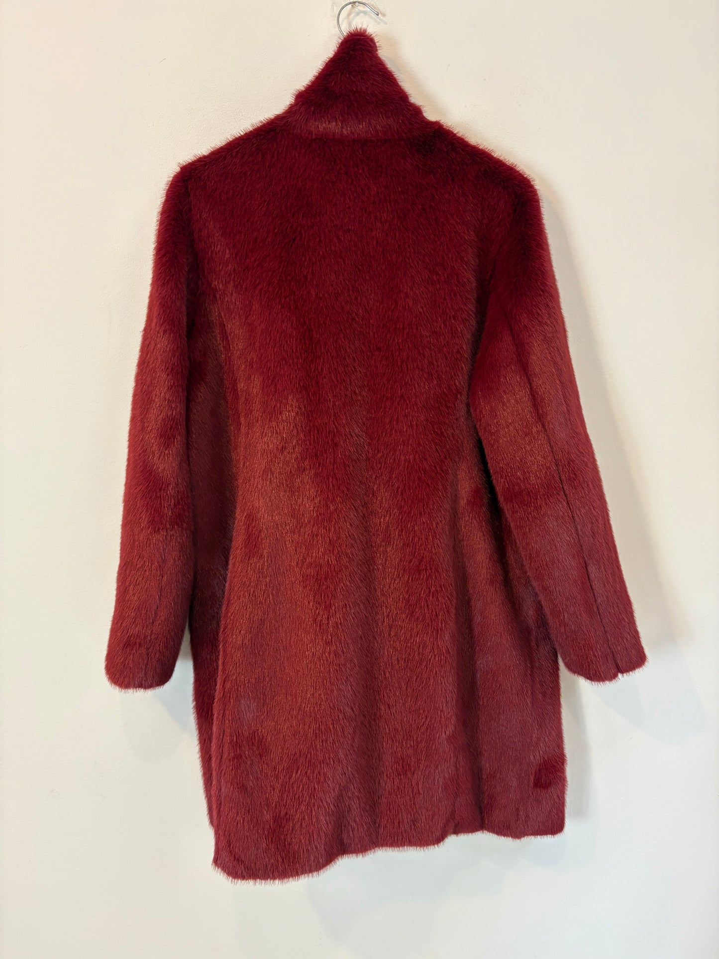 WEST 11 PEPE JEANS LONDON. Abrigo burdeos en efecto pelo