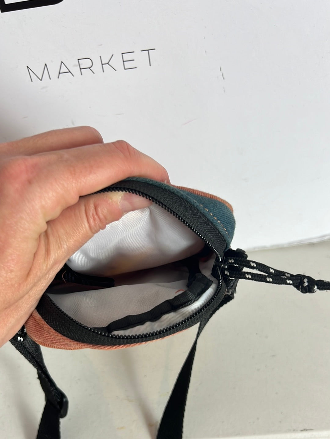 URBAN OUTFITTERS . Bolso mini tela tie dye