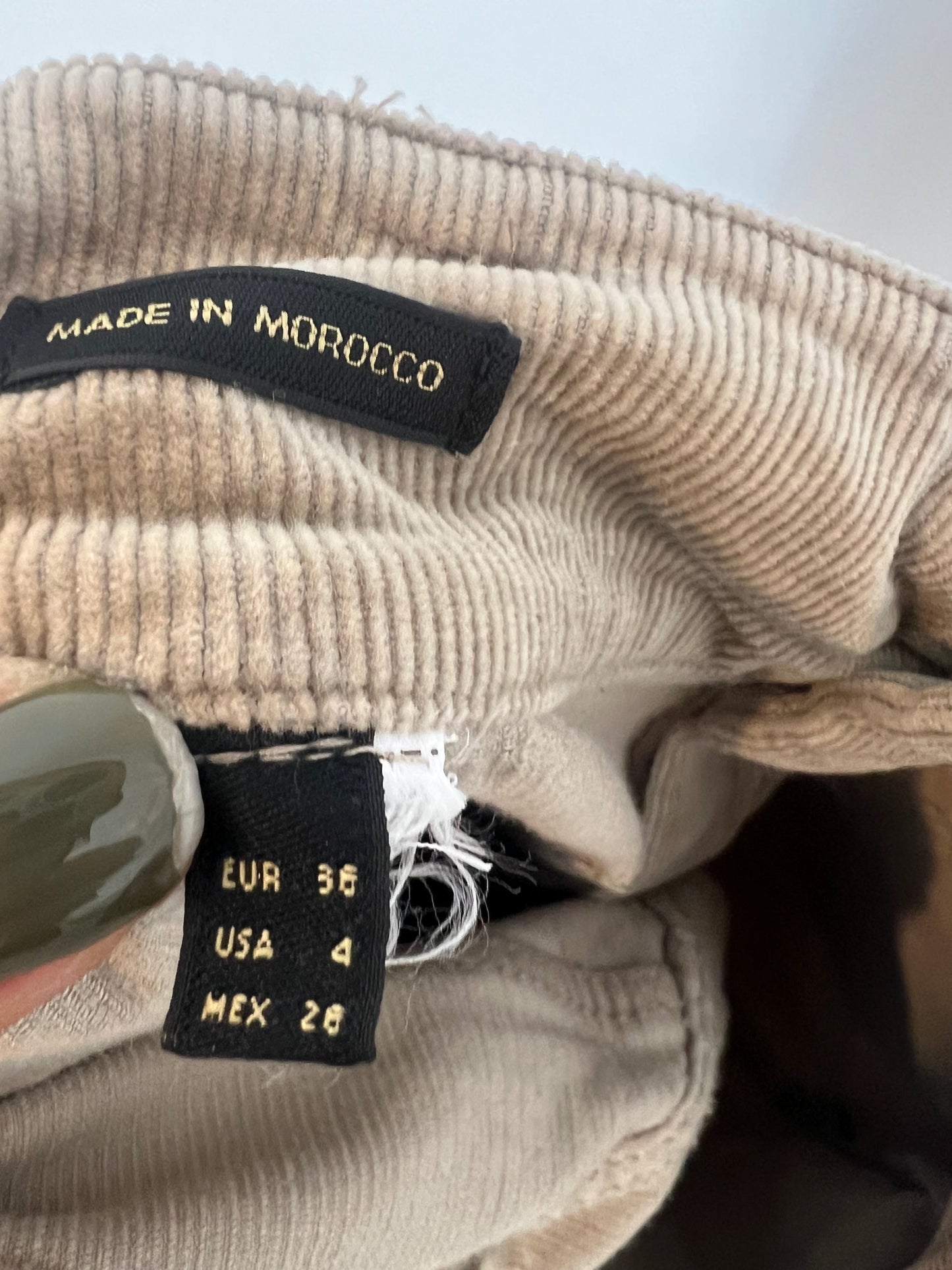 MASSIMO DUTTI. Pantalón beige micro pana. T 36