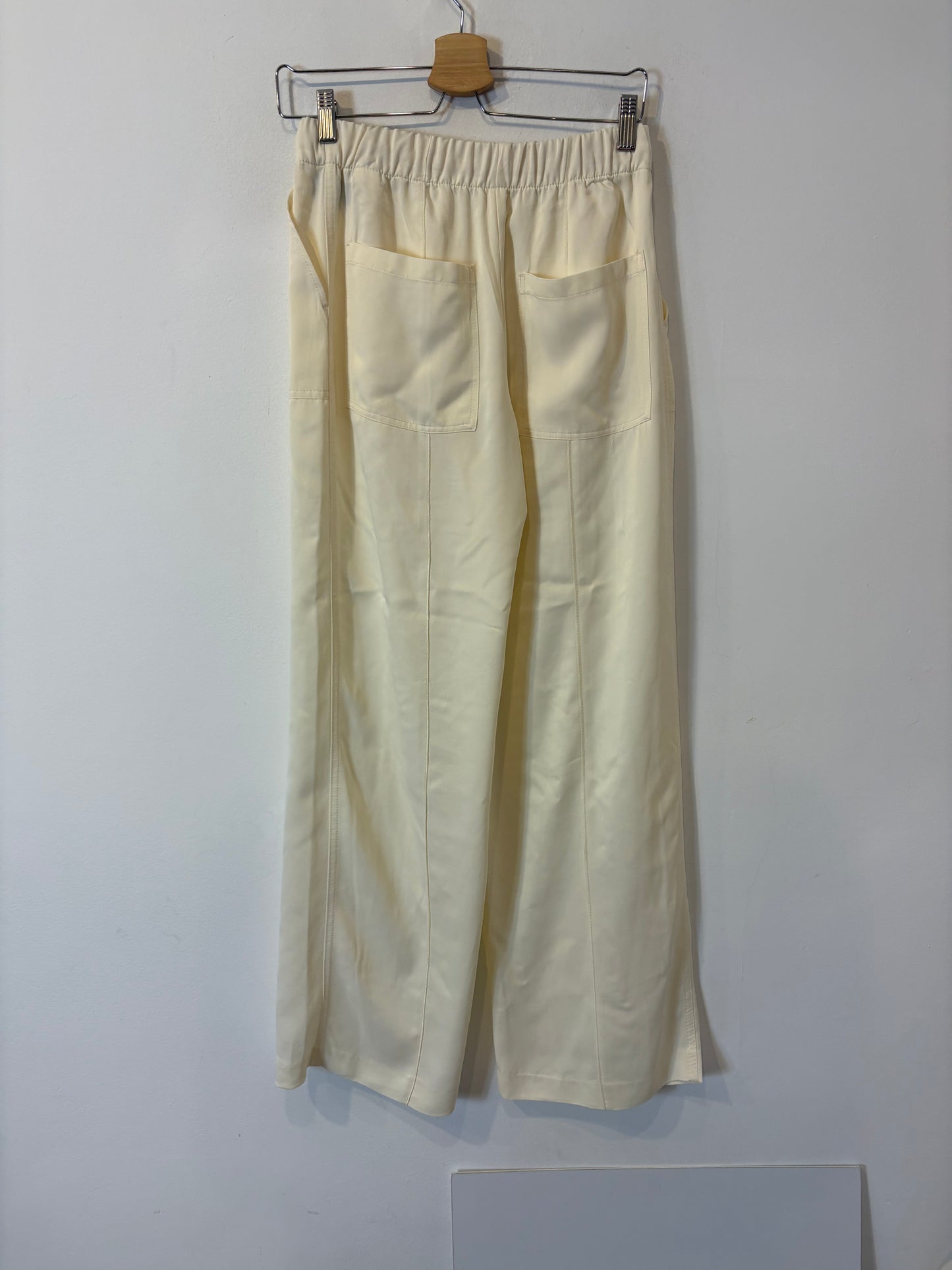ZARA. Pantalón en crudo fluido