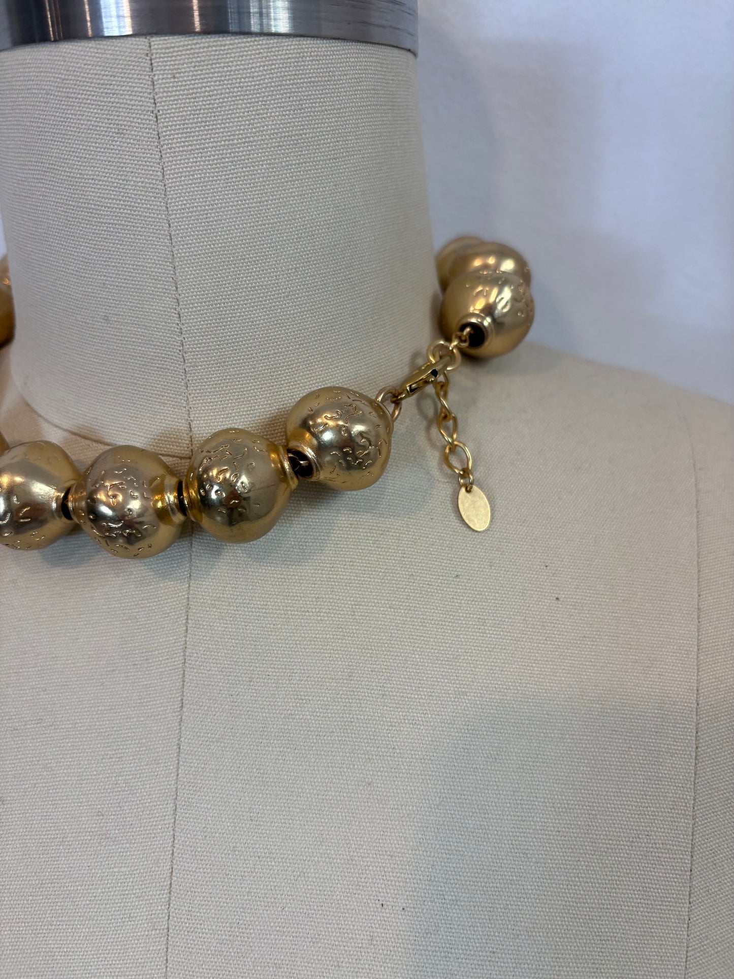 ZARA. Collar bolas doradas