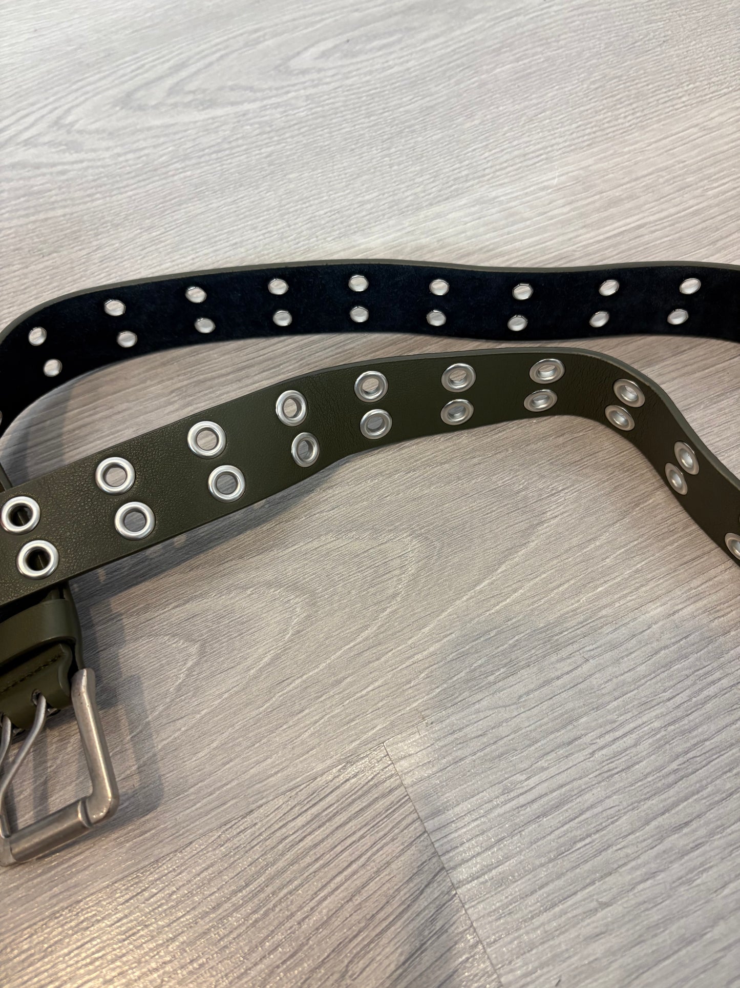 OTRAS. Cinturón verde tachuelas con piel