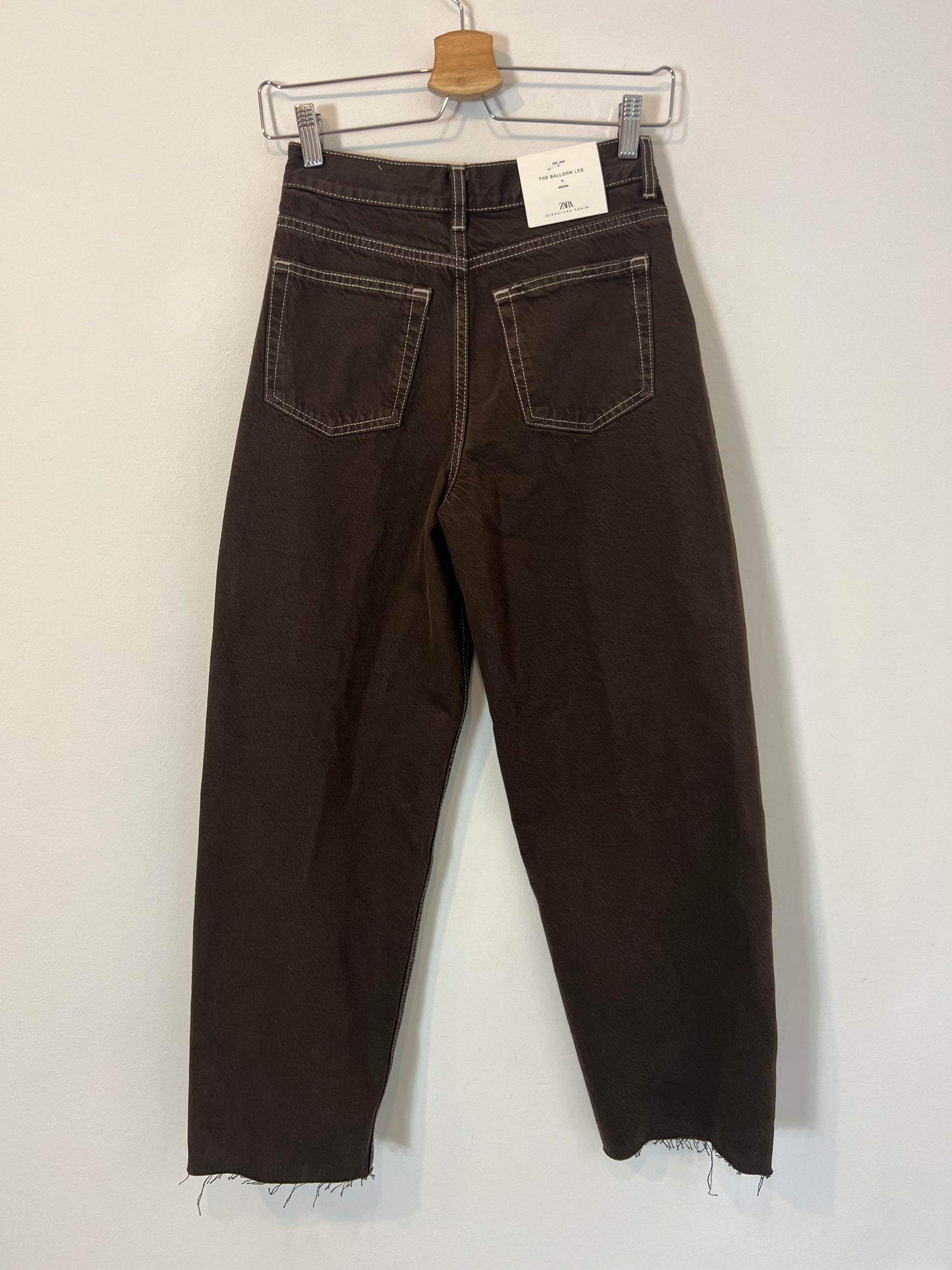 ZARA. Denim marrón oscuros costuras. T 32