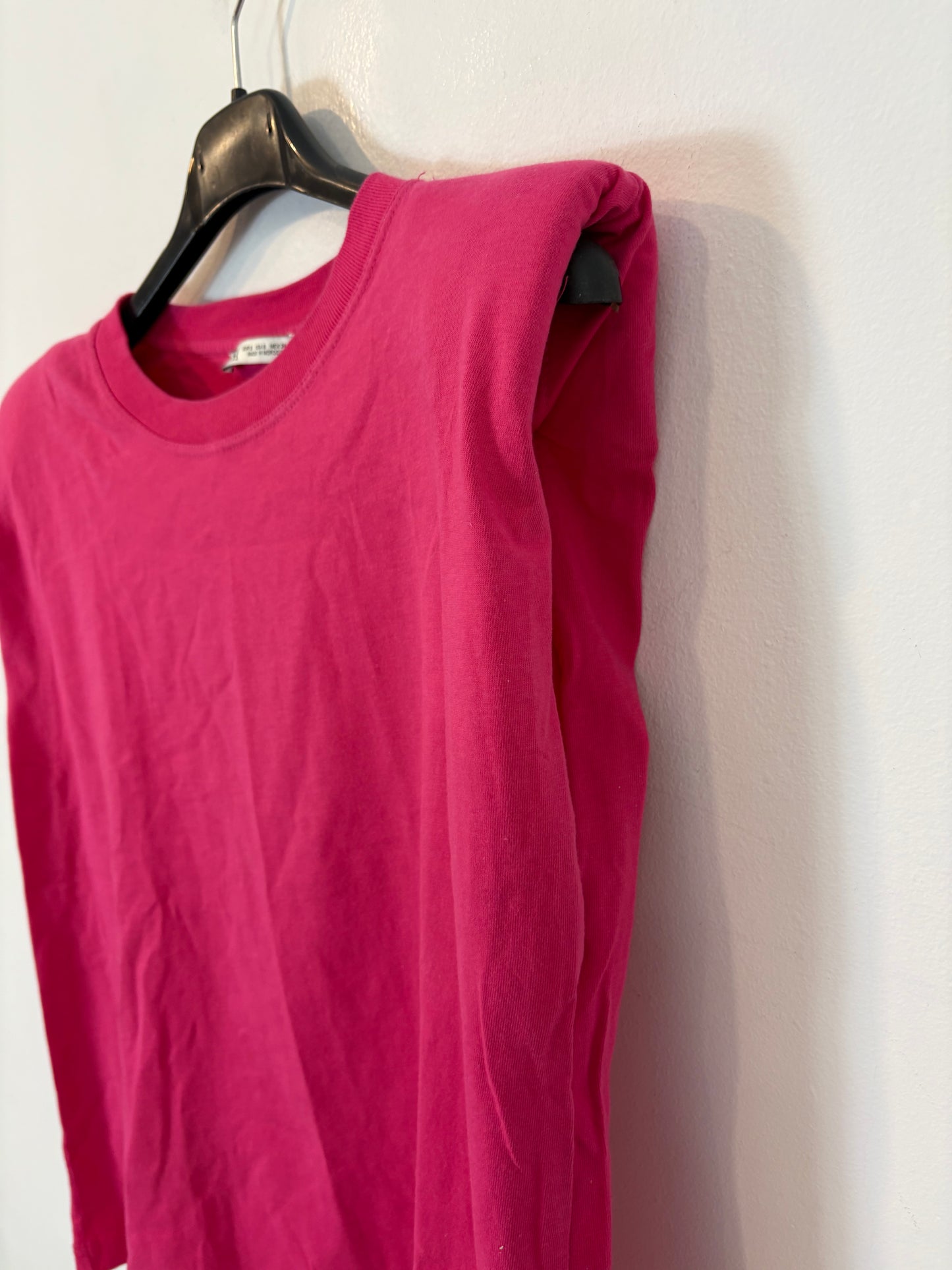 ZARA. Camiseta fucsia hombreras. T S