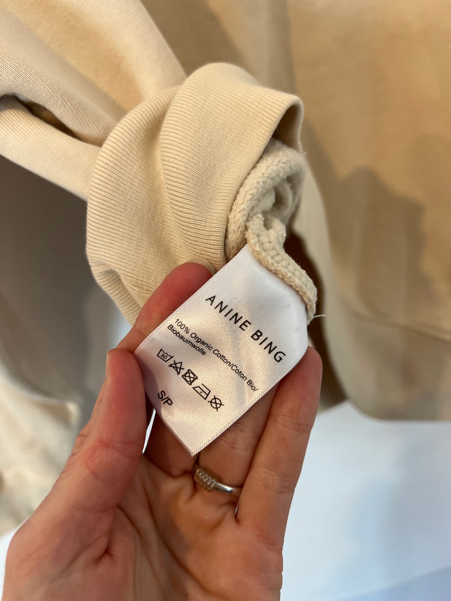 ANINE BING. Sudadera beige letras