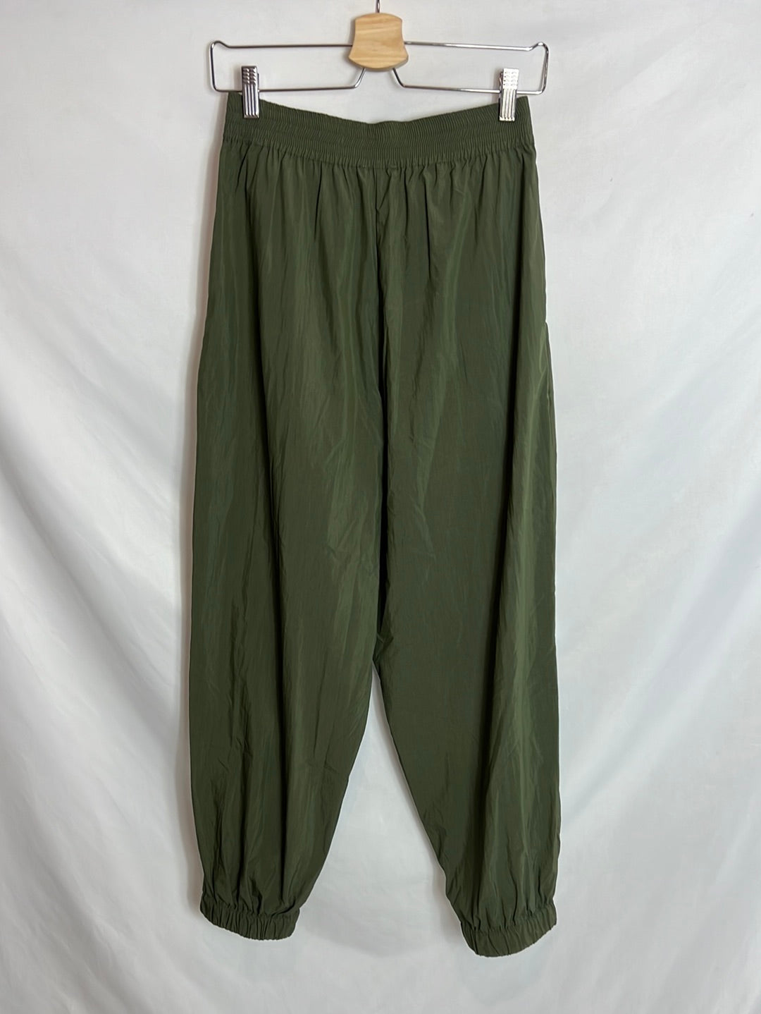 OYSHO. Textured green trousers. TS