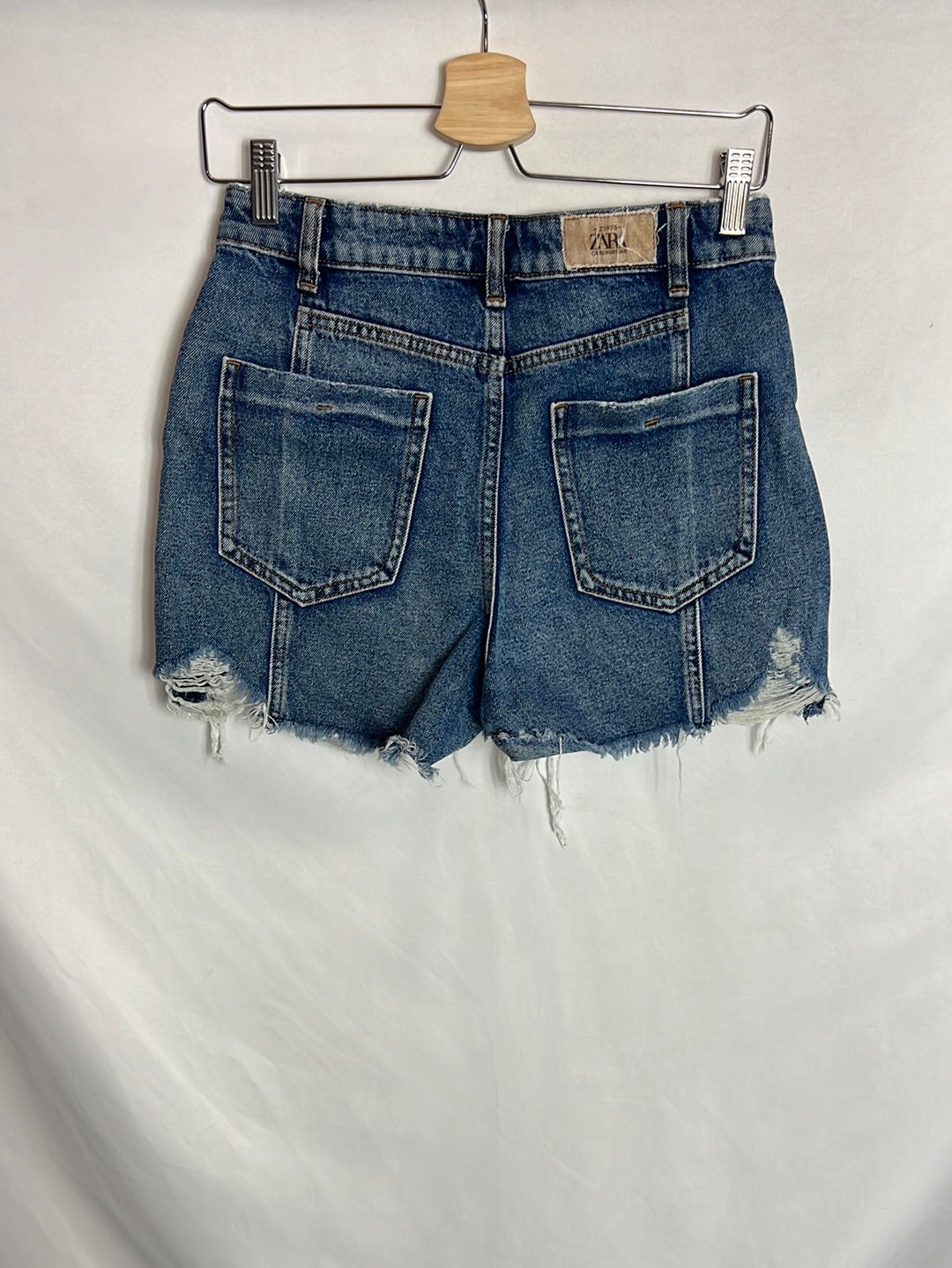 ZARA. Short denim abotonado. T 36