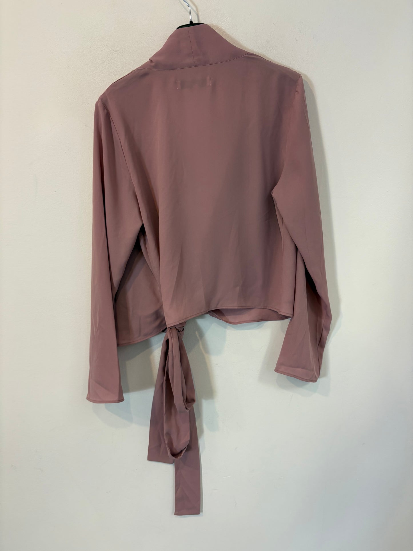 JULISE MAGON. Blusa rosa palo cruzada