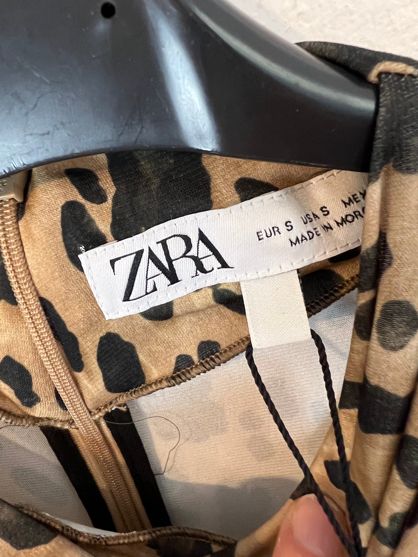 ZARA. Vestido corto animal print hombreras.. T S