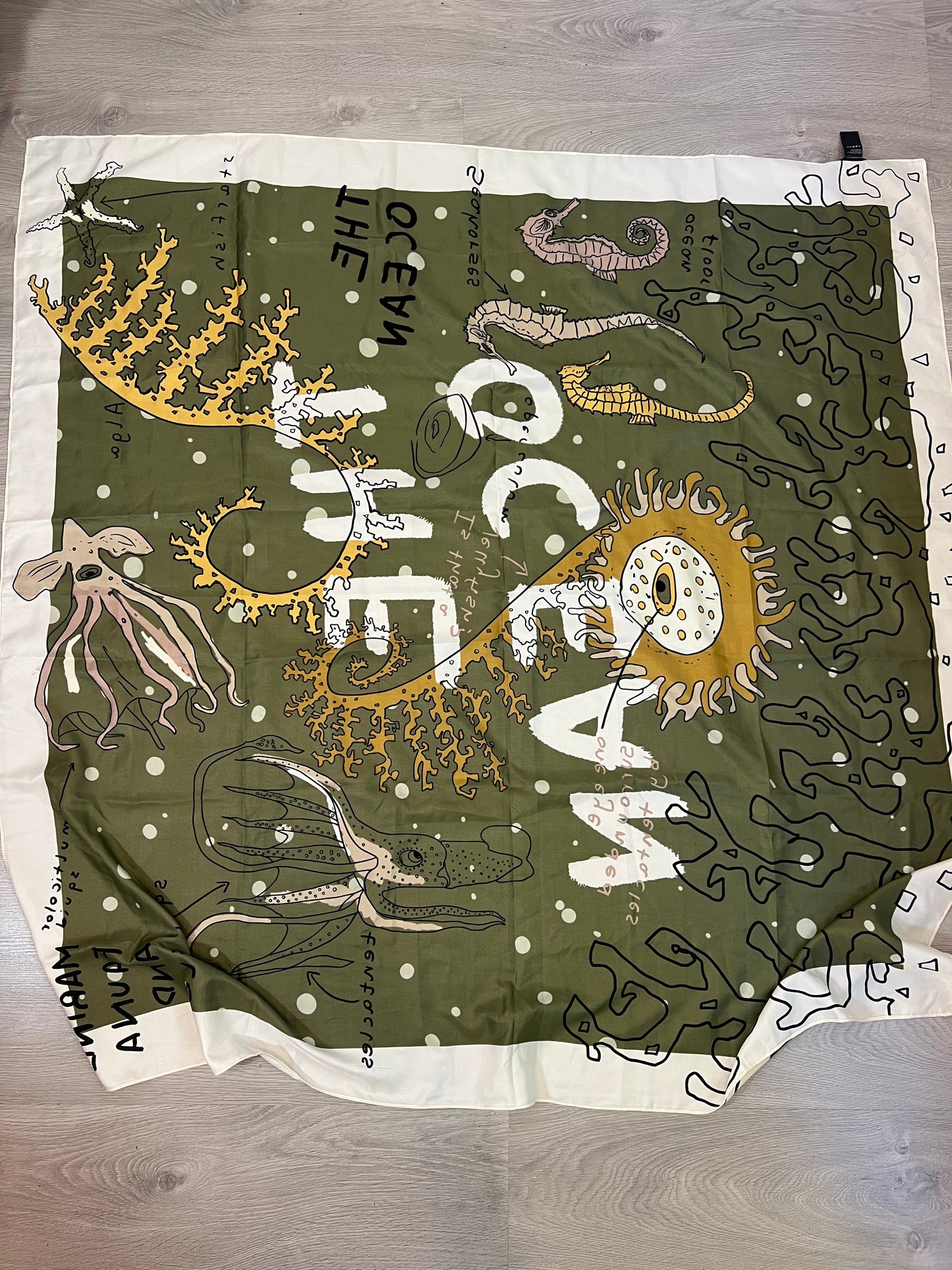 PARFOIS. Pañuelo verde estampado