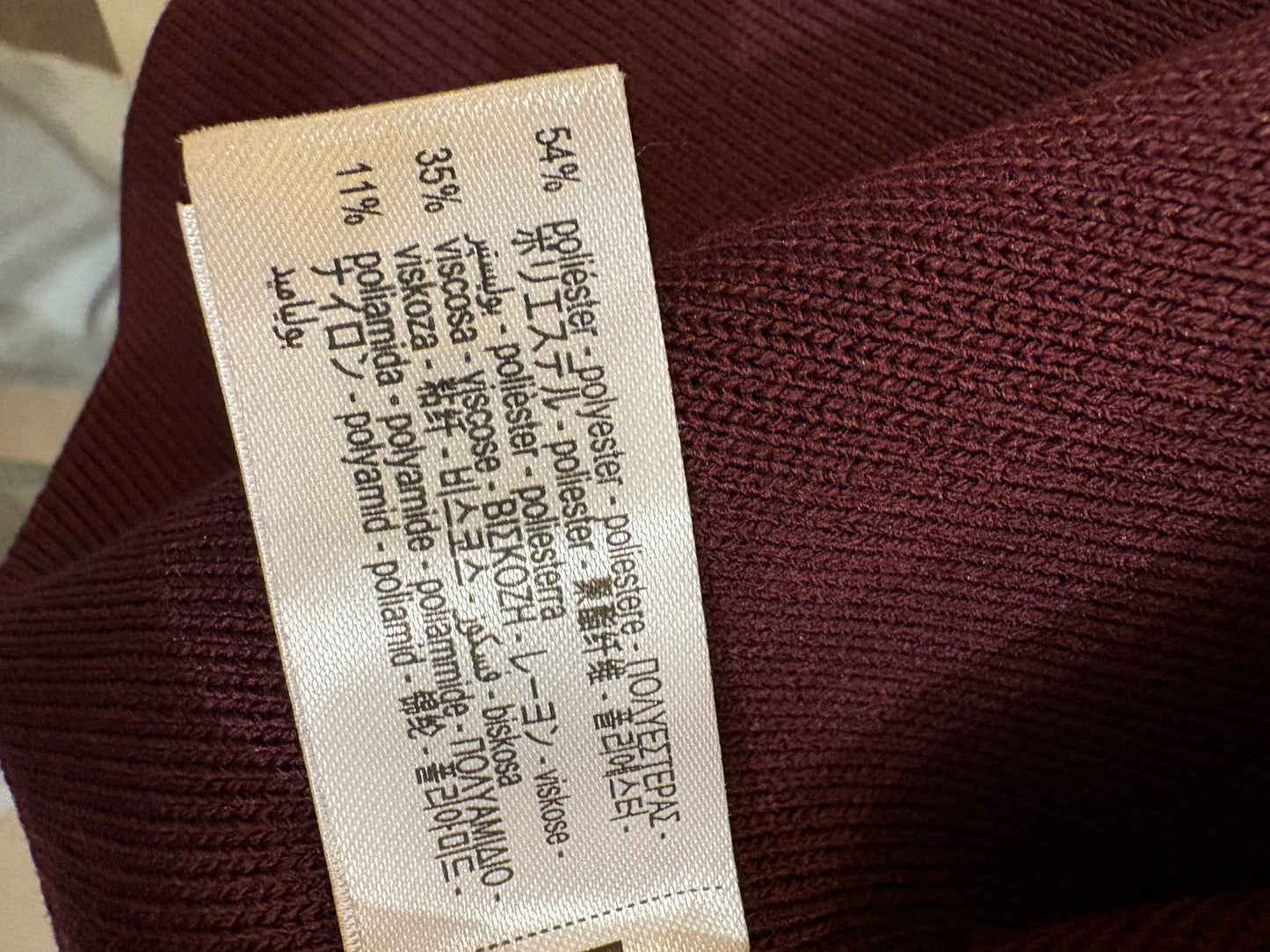 ZARA. Chaleco burdeos botones dorados