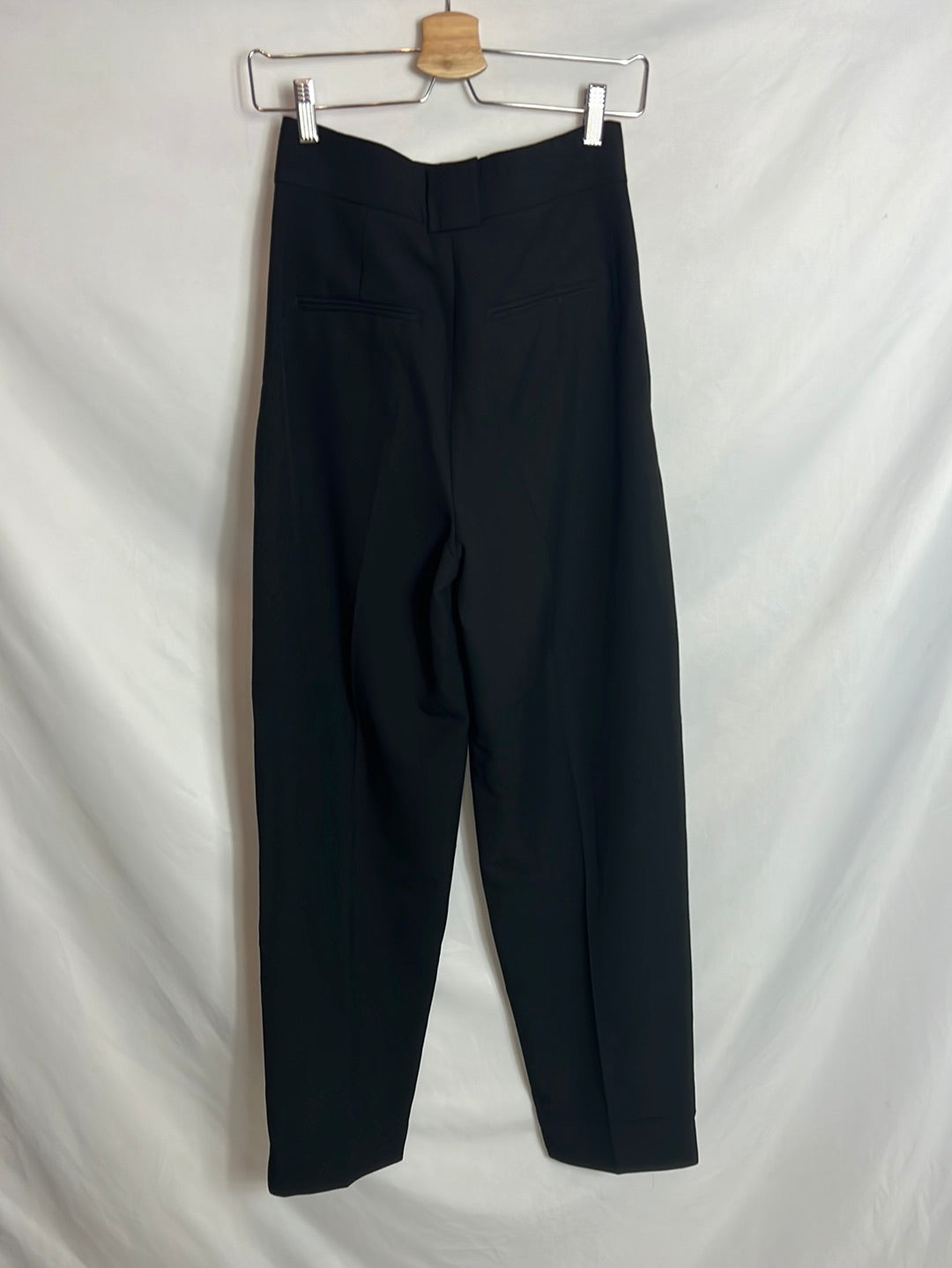 ZARA. Pantalón negro pinzas cintura alta. T S