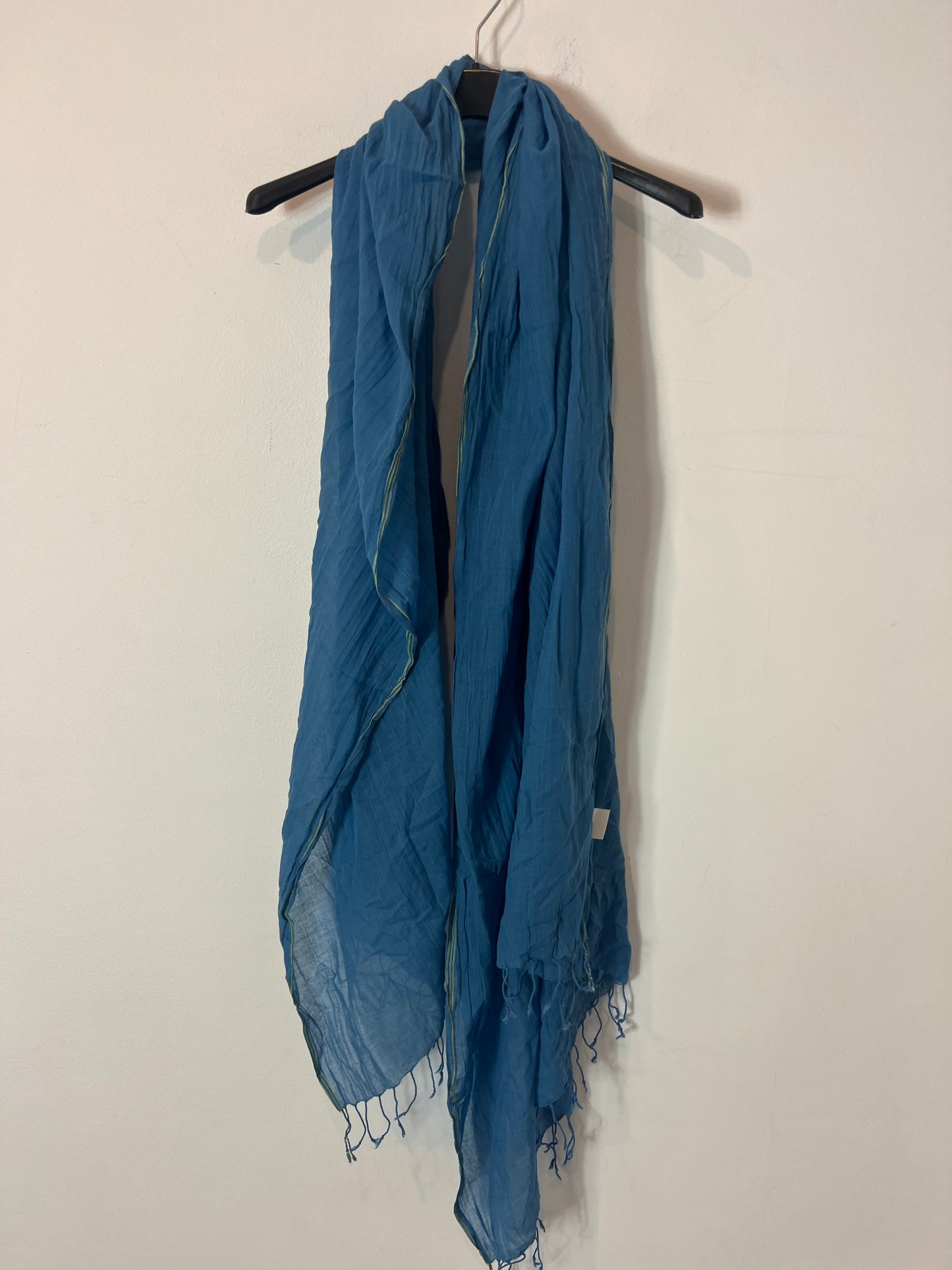 OTRAS. Fular azul detalles fluor