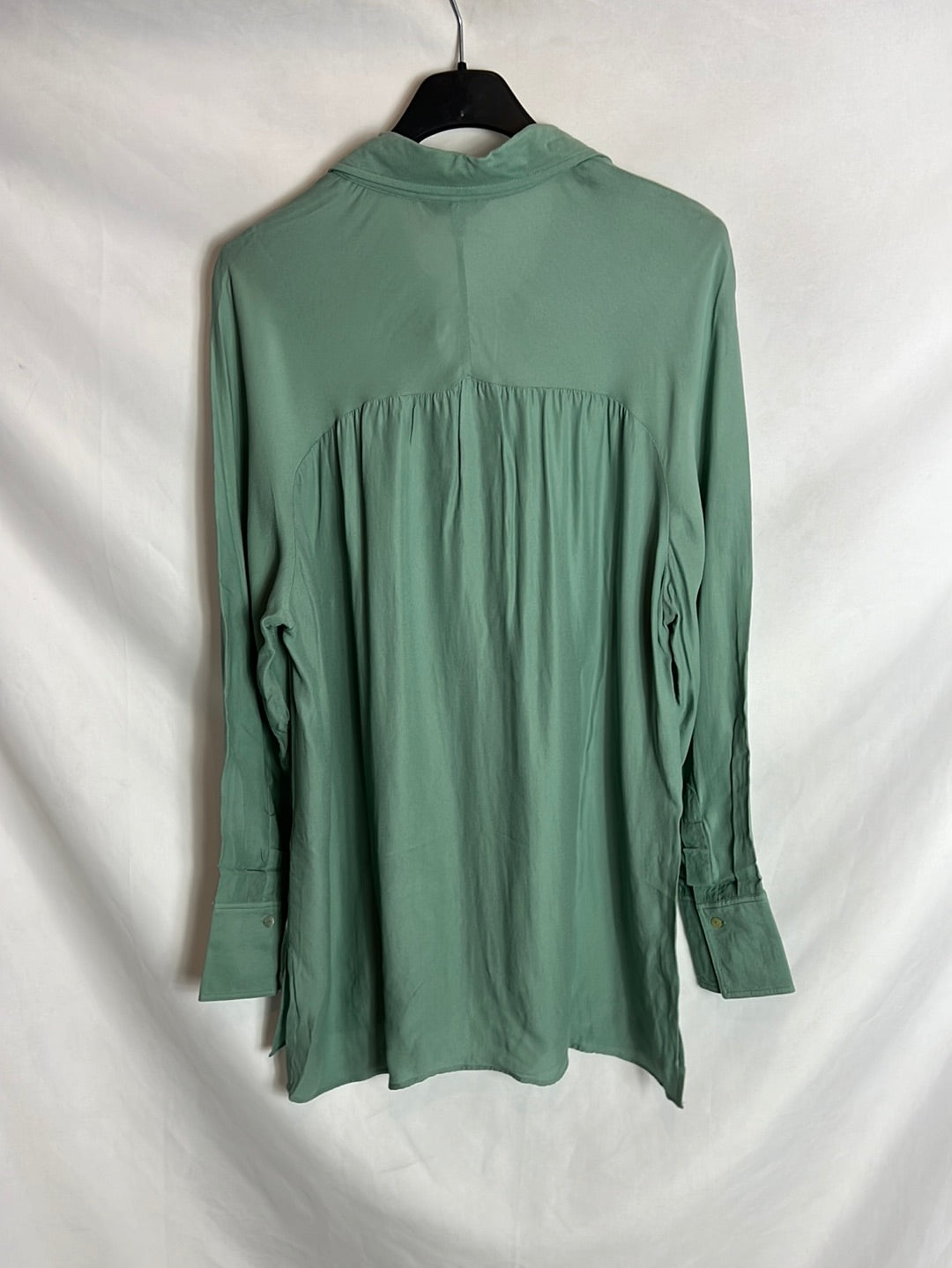 MASSIMO DUTTI. Blusa fluida verde claro. T 38