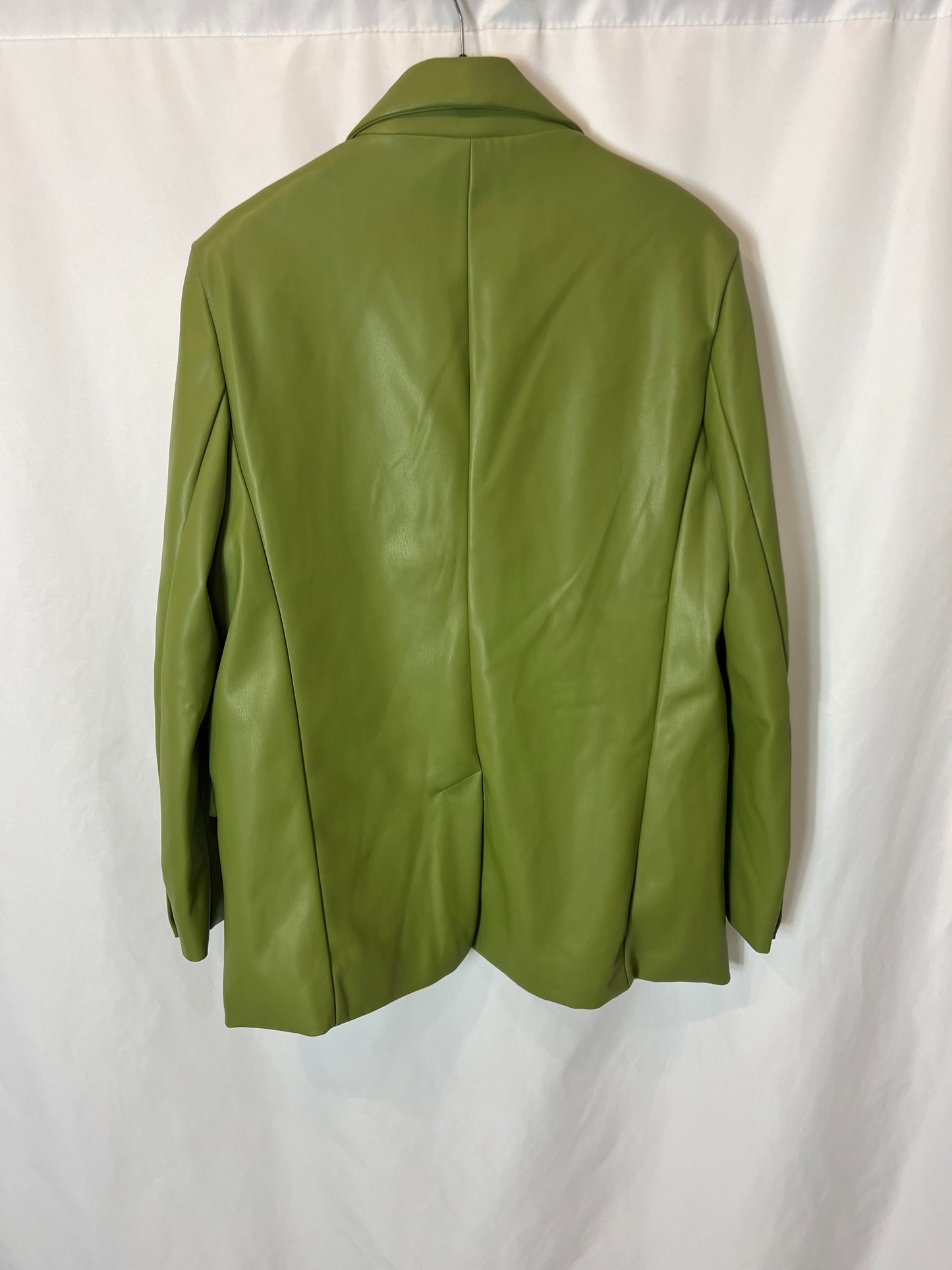 BERSHKA. Blazer verde efecto piel T.xs