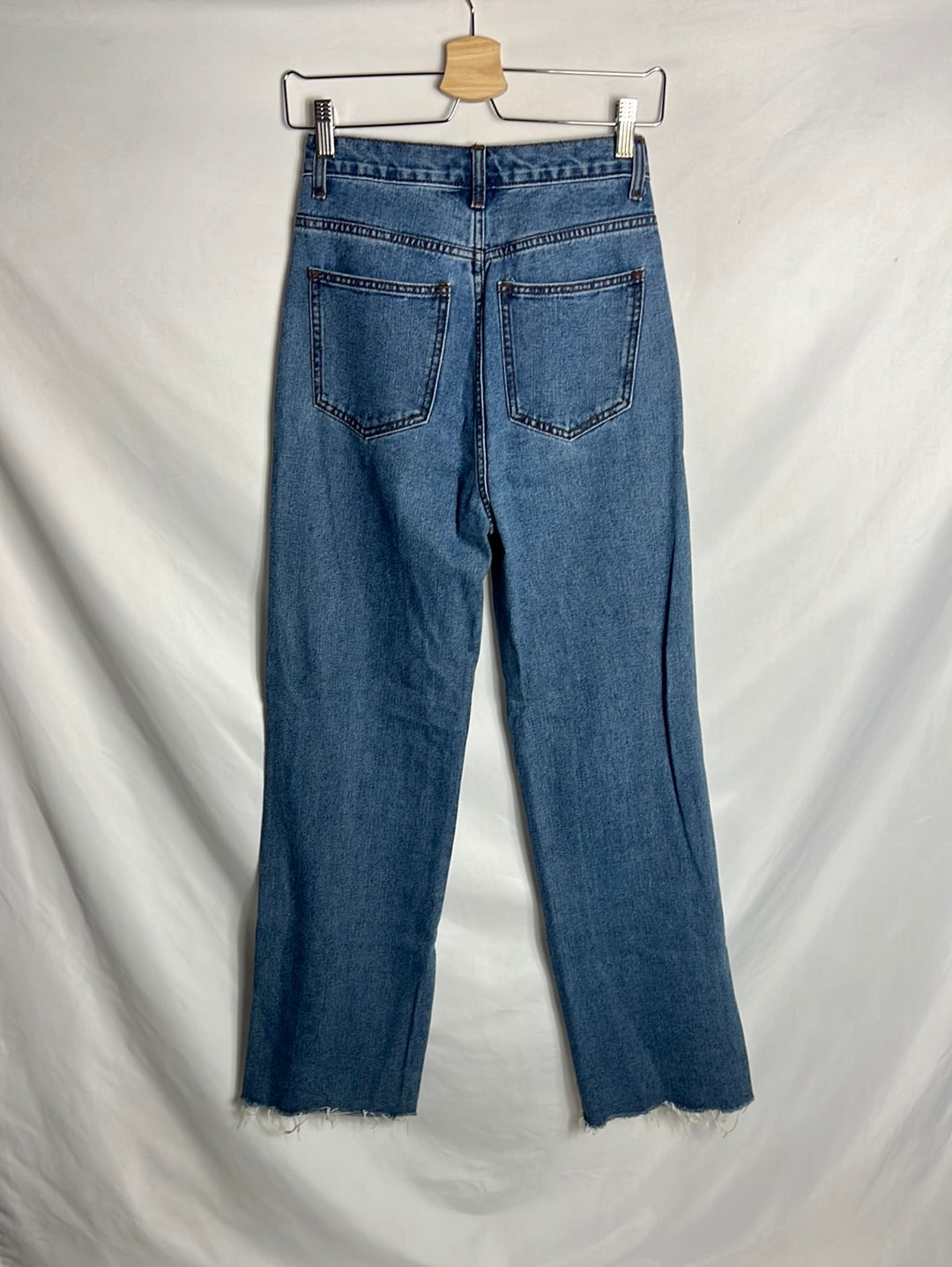 OUTFITBOOK. Pantalón denim recto oscuro T.34