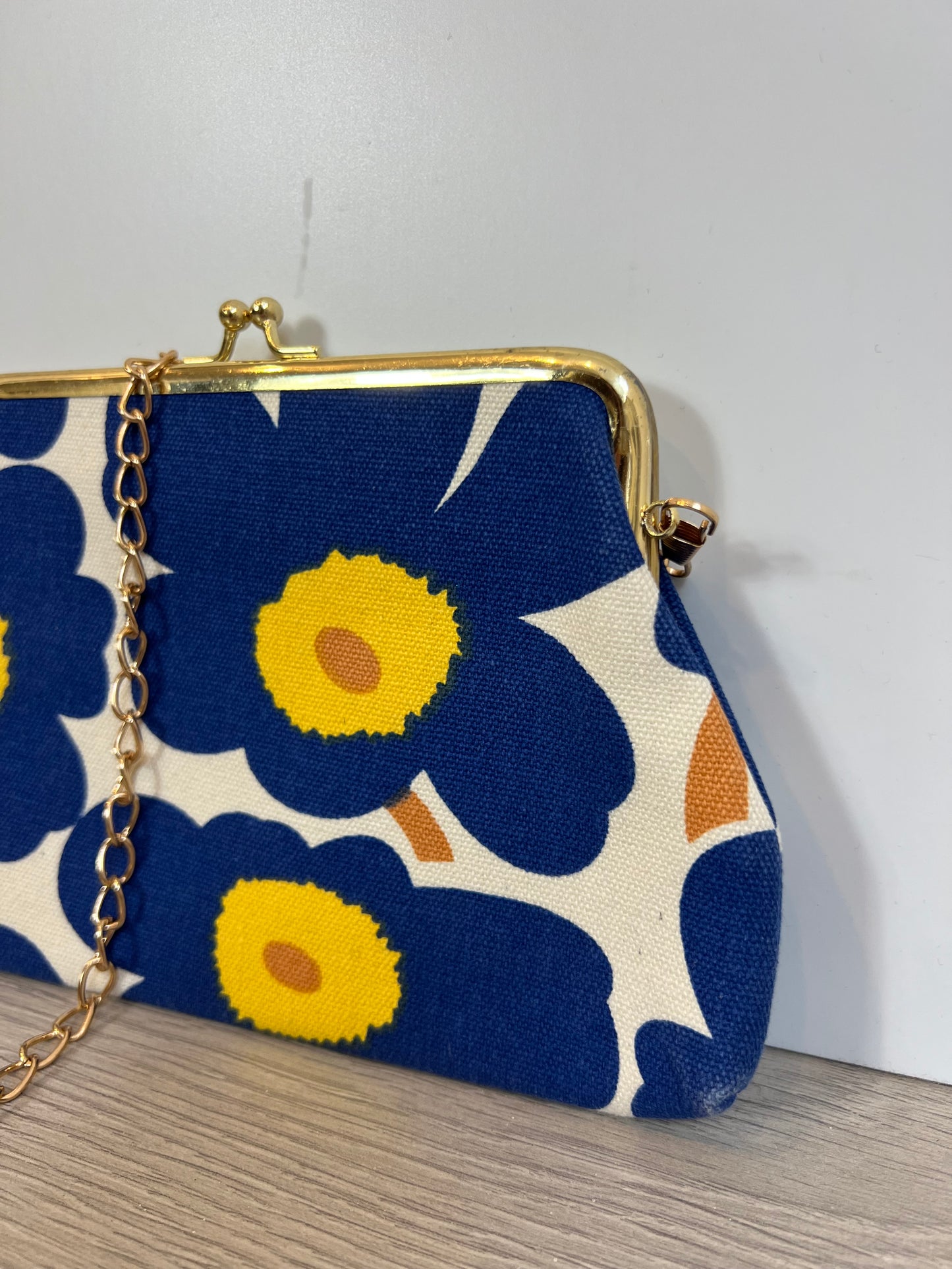 OTRAS. Bolso mini flores azules