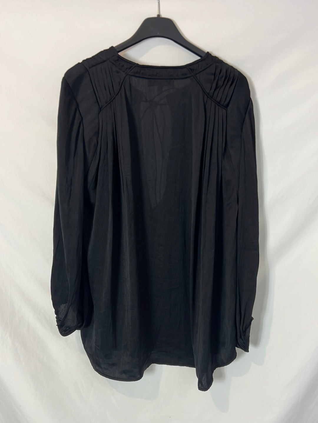 IRO. Blusa negra fluida detalle hombros. T 40
