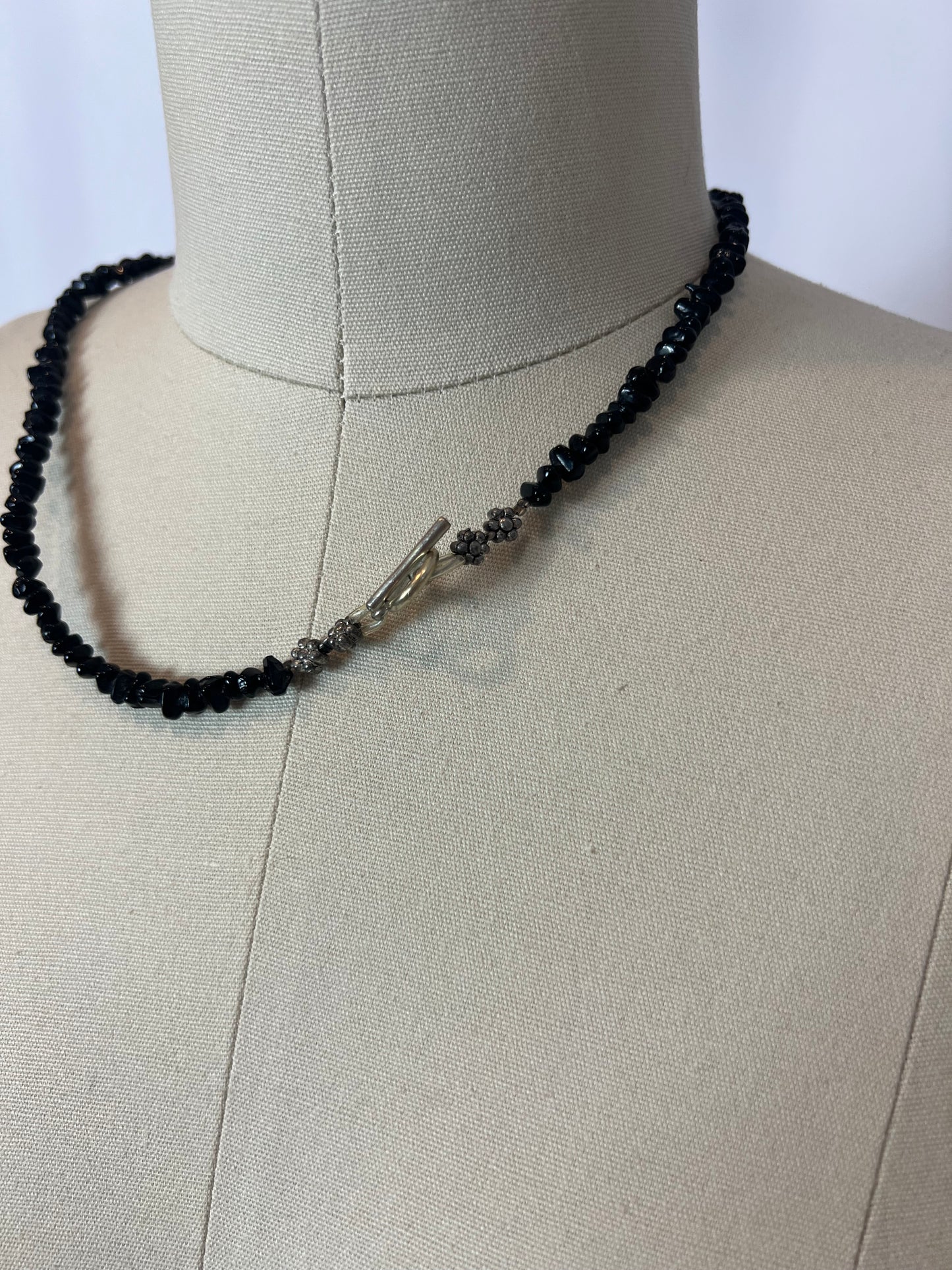 OTHERS. Black bead necklace