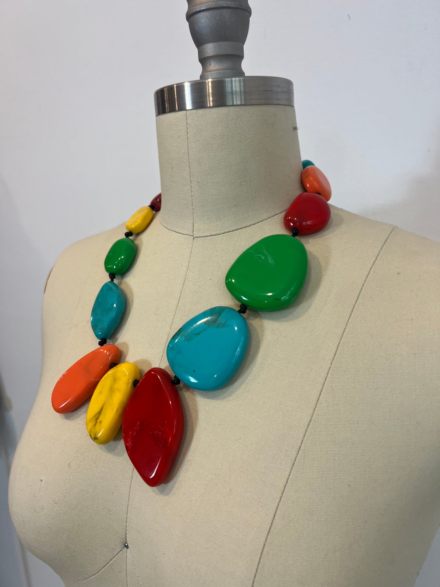 OTRAS. Collar piedras colores