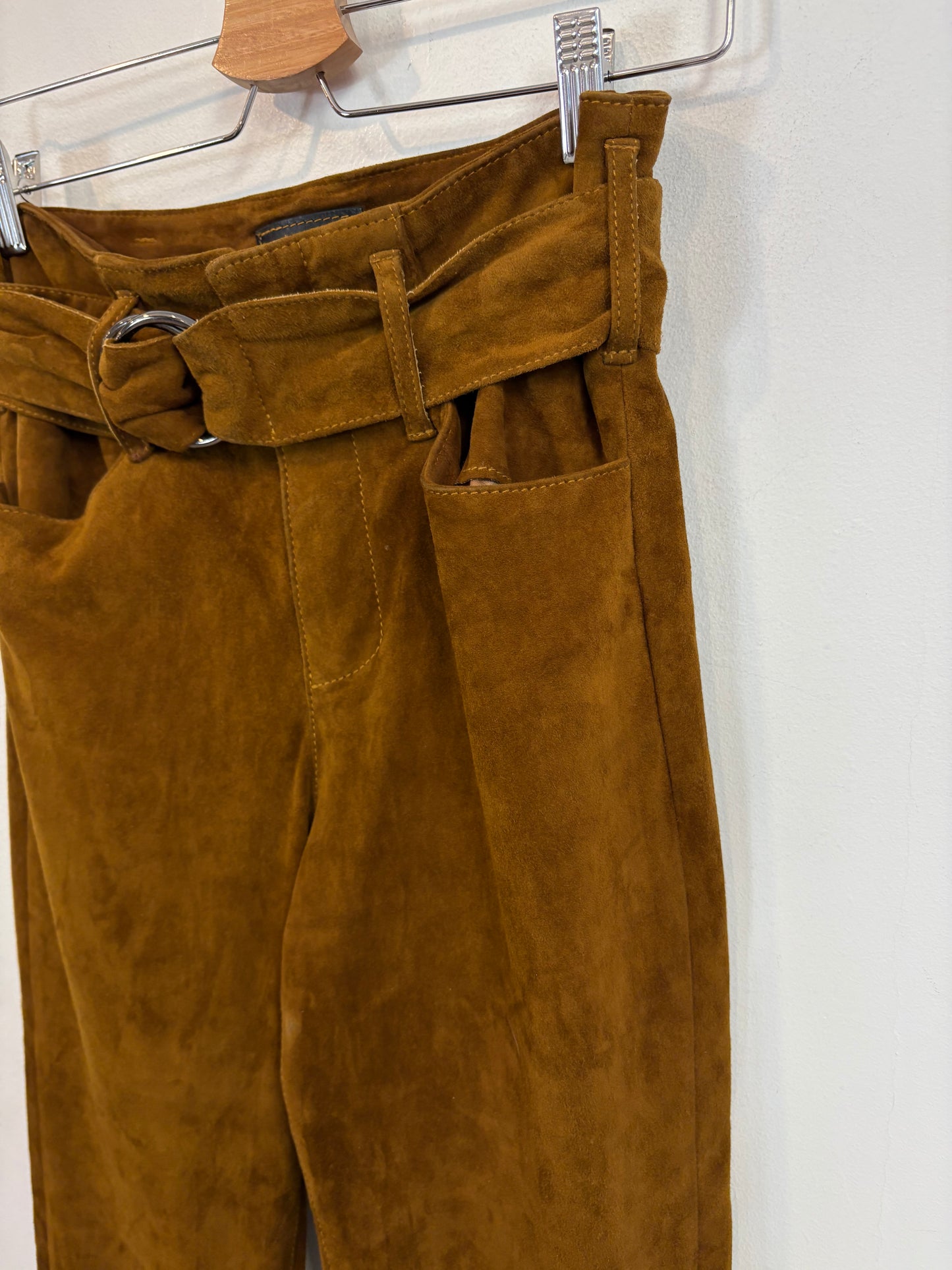 MON & PAU. Pantalón piel vuelta camel