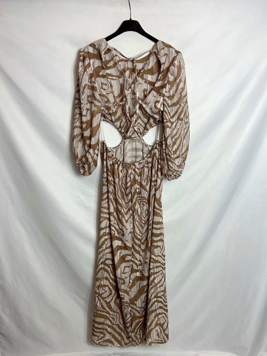 OTRAS. Vestido largo estampado apreturas. T M