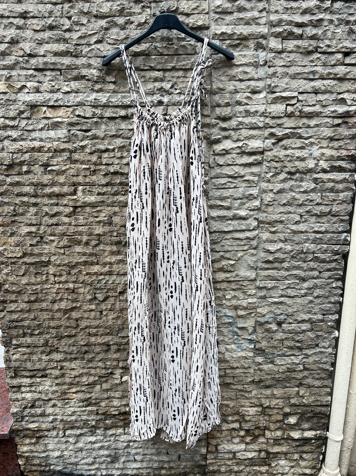 MANGO. Vestido largo beige halter. T XS