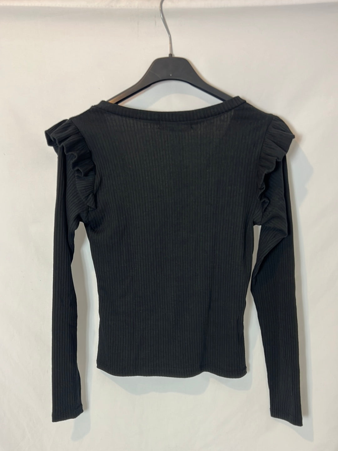 ARMONIAS. Top negro canalé volante. T S