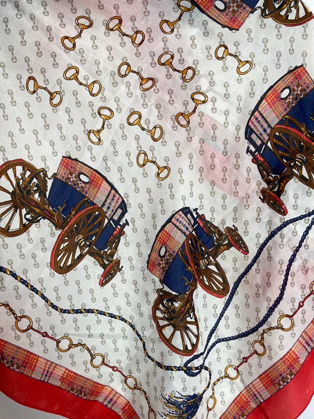 OTRAS. Fular blanco estampado carruajes.