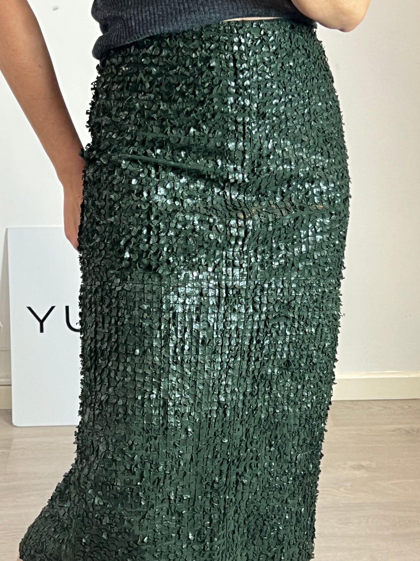 ZARA. Falda piel verde flecos T.s