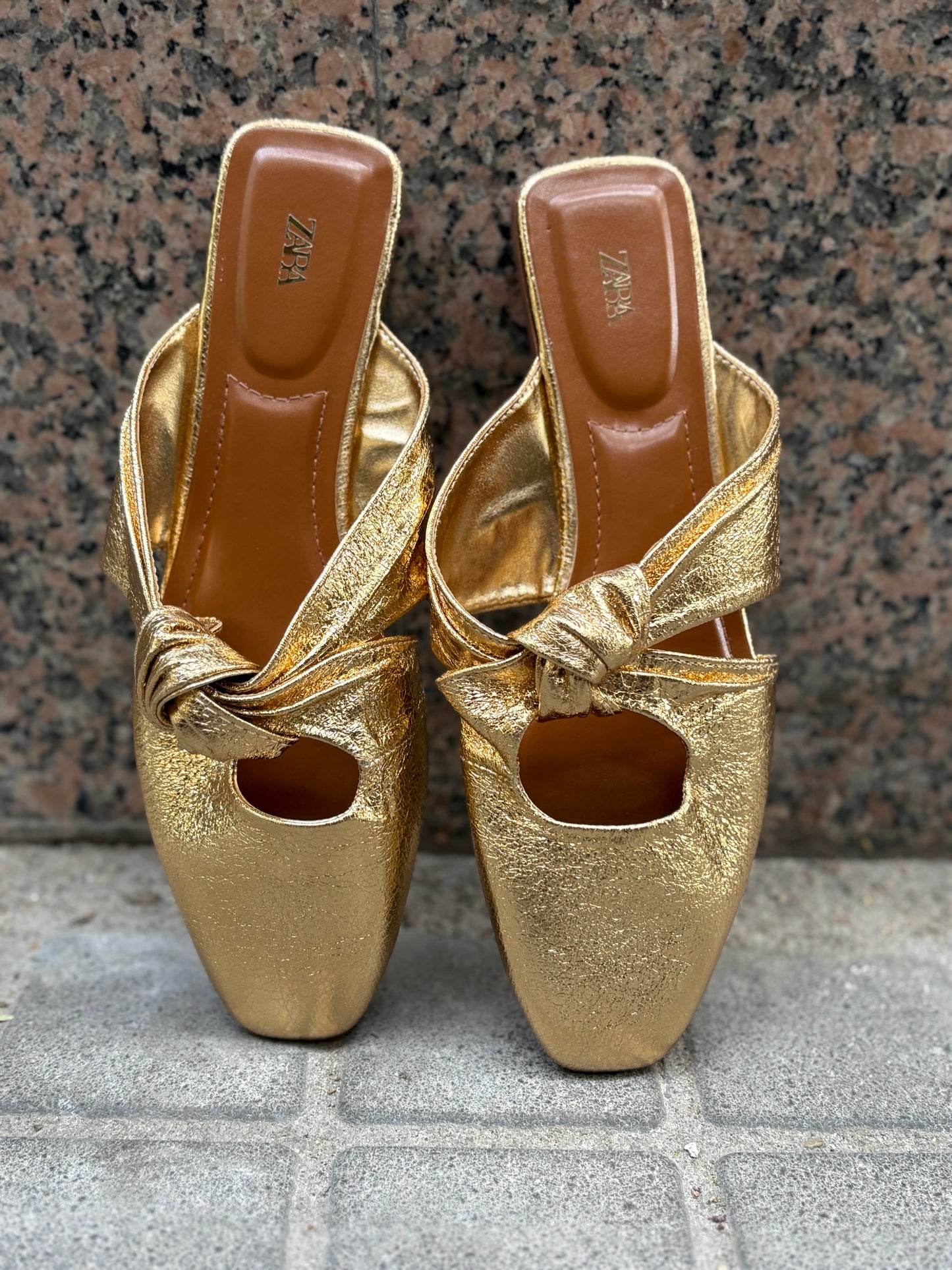 ZARA. mules dorados nudo T.38