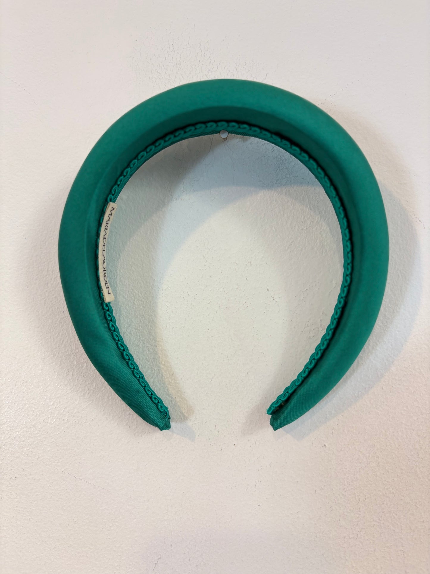 MARIA DE LA ORDEN. Diadema pelo verde