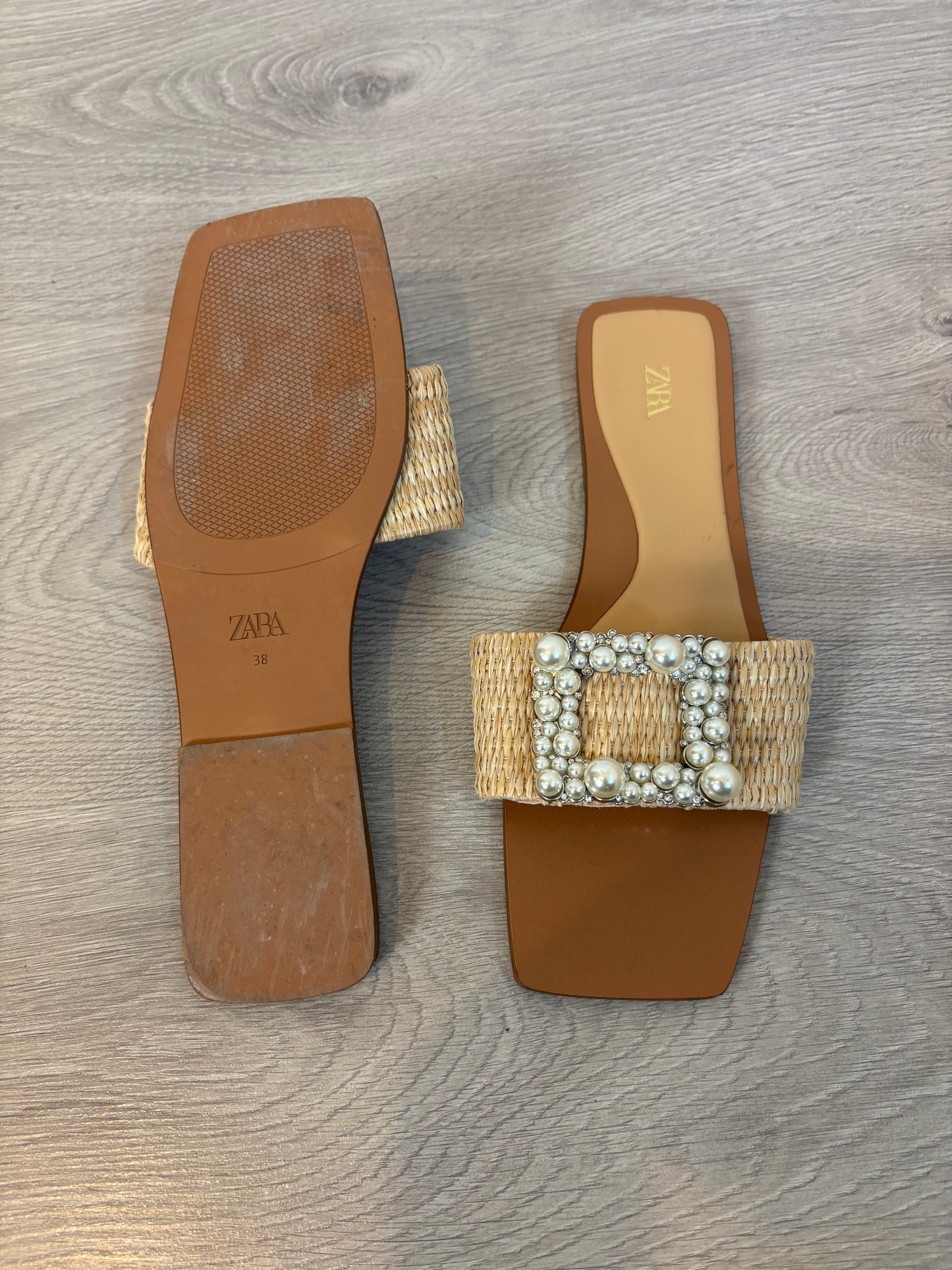 ZARA . Sandalia plana adorno. T 38