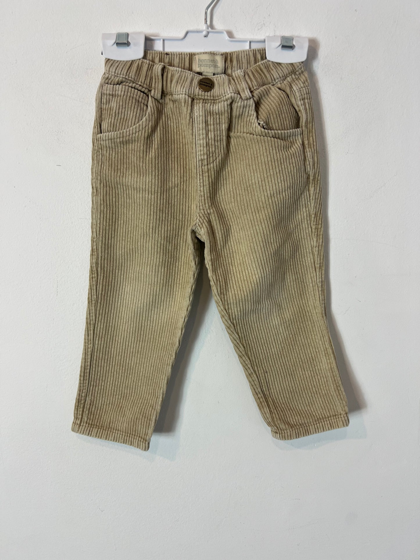 BONNET Á POMPON. Pantalón beige pana. T 2 años