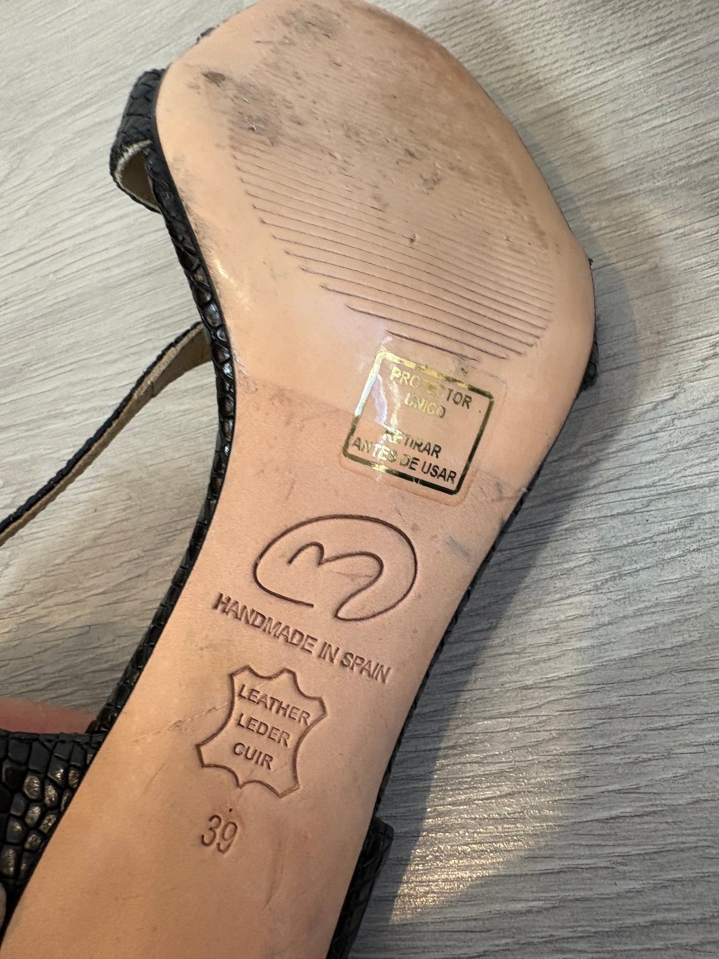 MICUIR. Sandalia negra tacón kitten