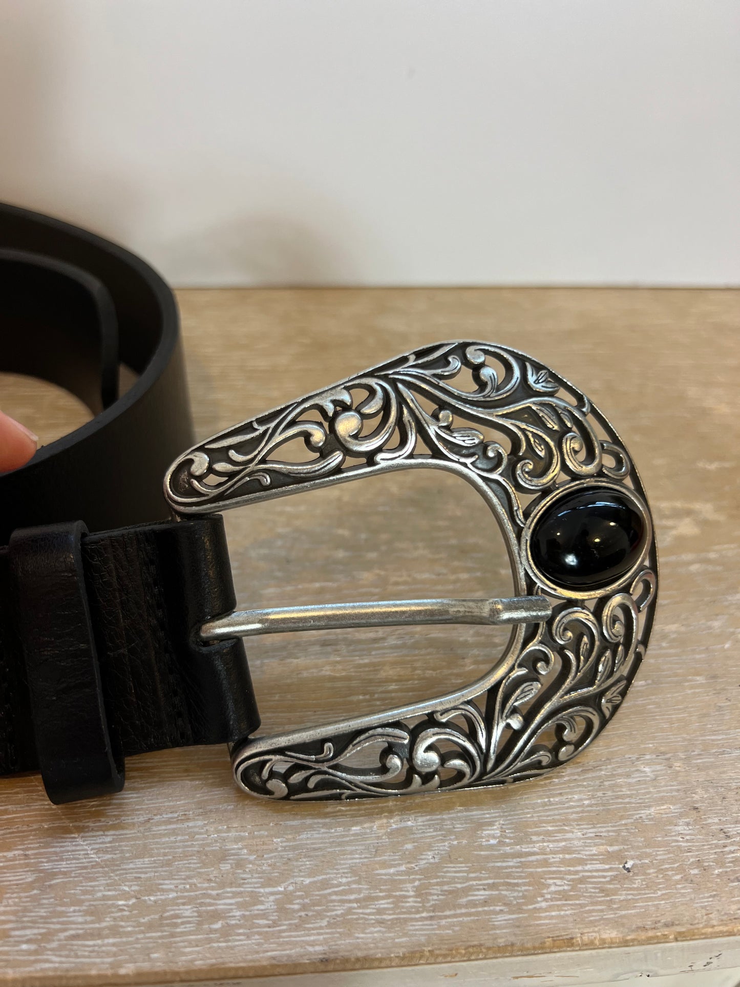 ZARA. Cinturón piel hebilla piedra. T 85