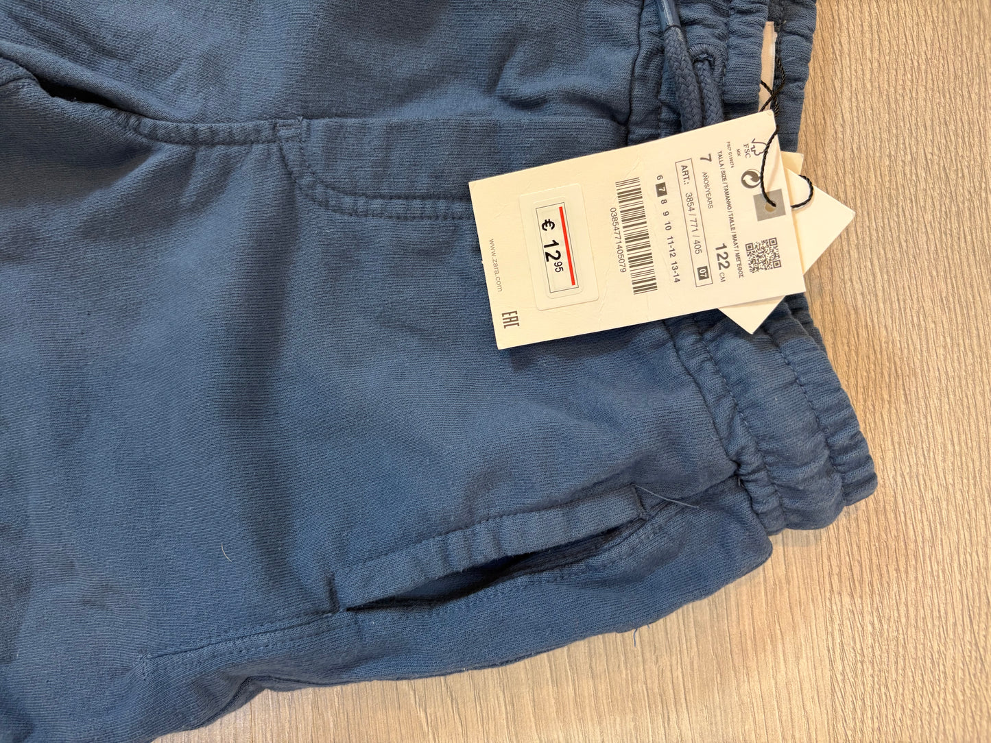 ZARA. Bermuda azul felpa. T 7 años