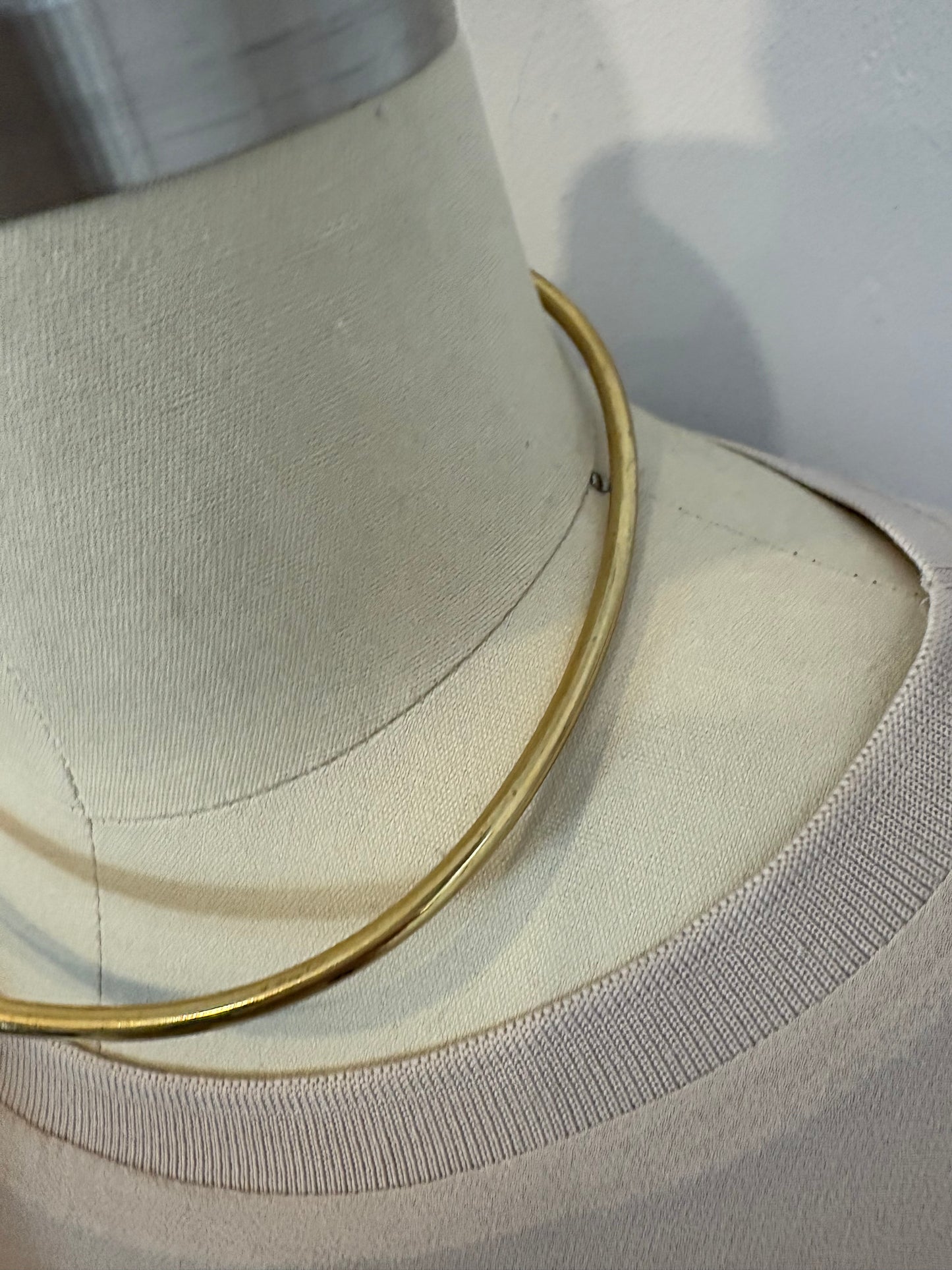 OTRAS. Gargantilla rígida dorada