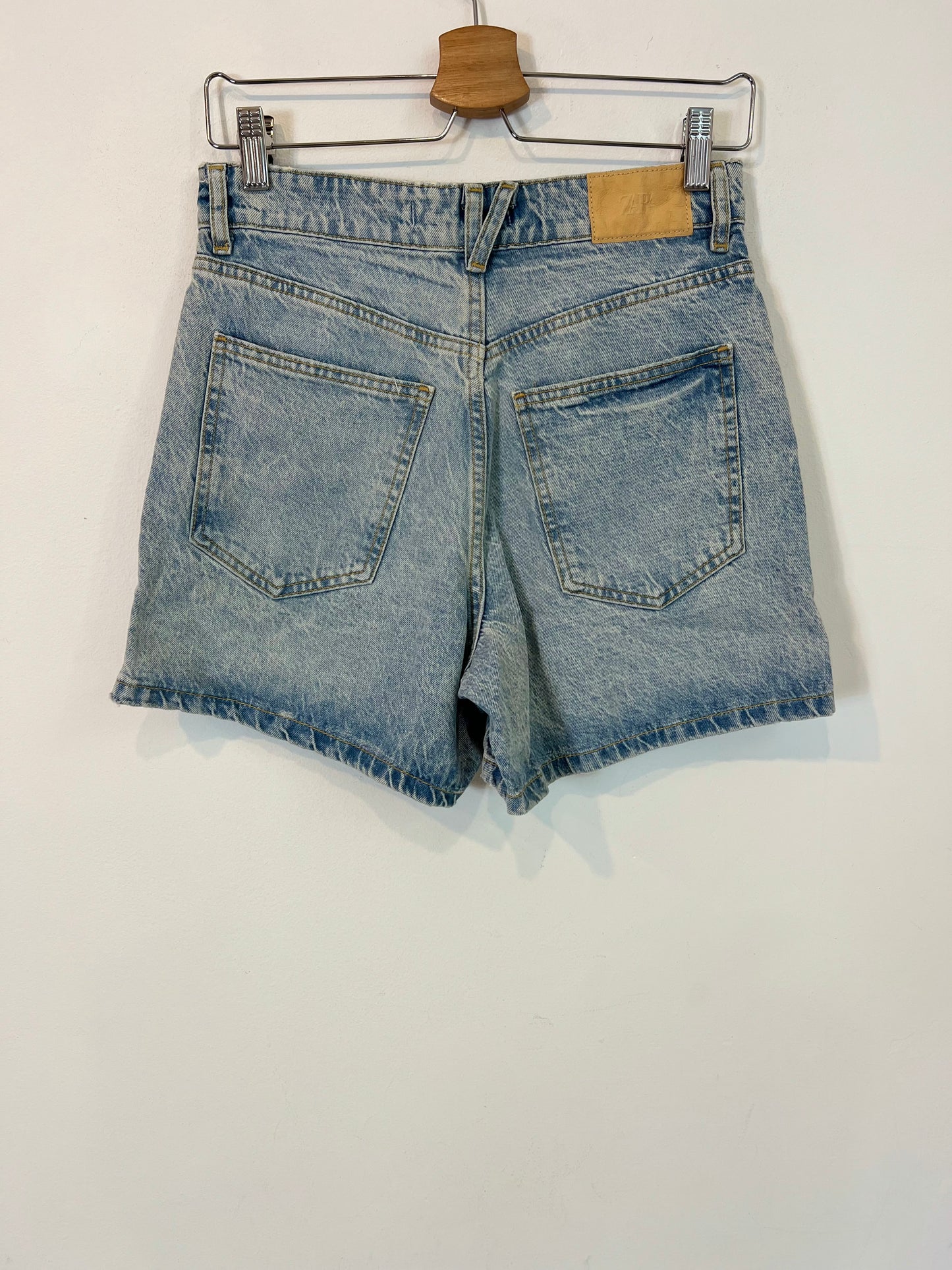 ZARA. Pantalón corto vaquero T.36
