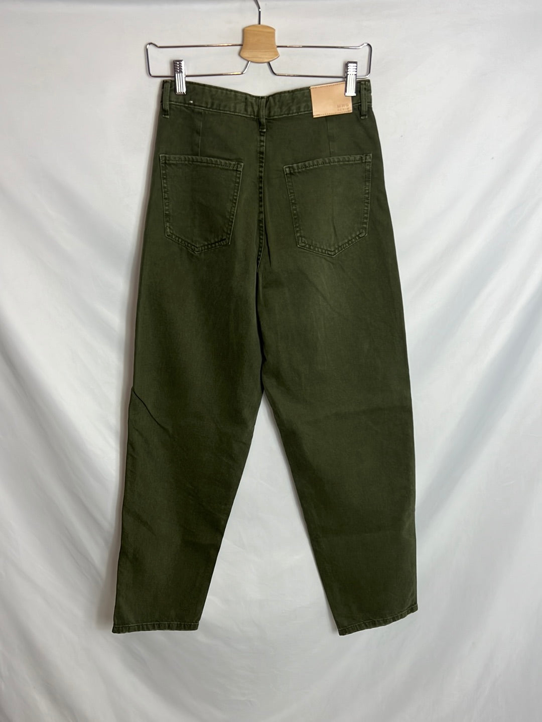 MANGO. Denim verde estilo mom fit. T 36