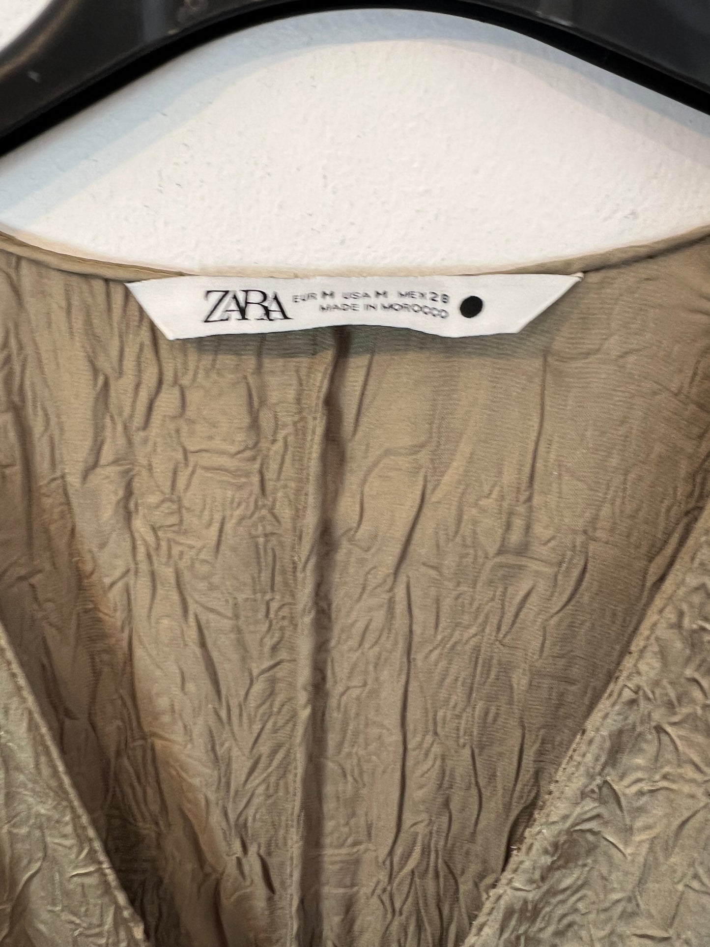 ZARA. Vestido verde textura T.m