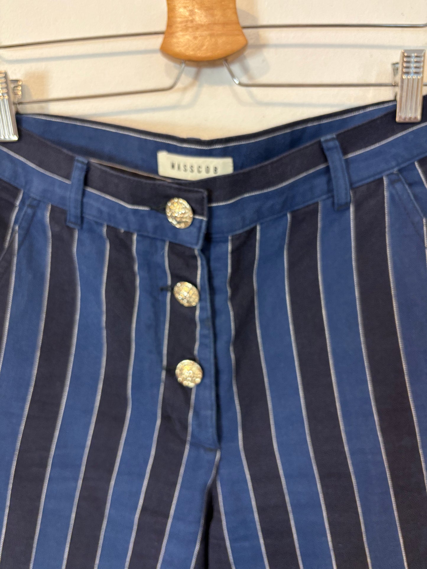 MASSCOB. Pantalón azul rayas detalle botones