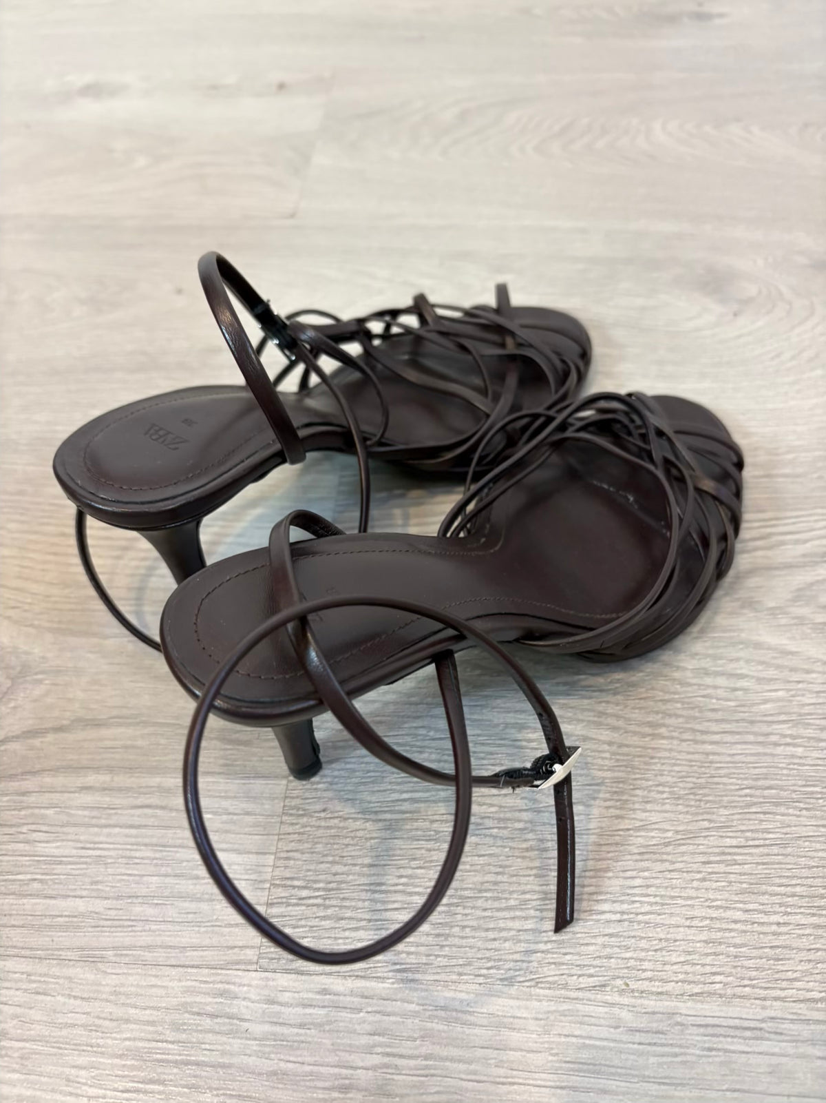 ZARA. Sandalia tacón con tiras finas cruzadas. T 38