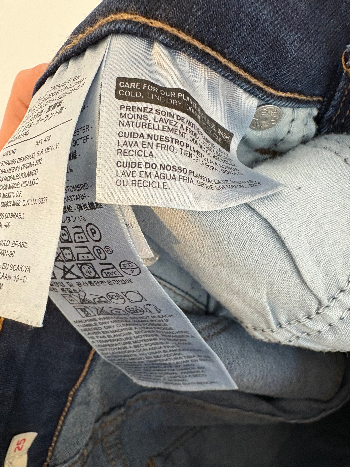 LEVIS. Dark flared jeans. Size 25 (33)