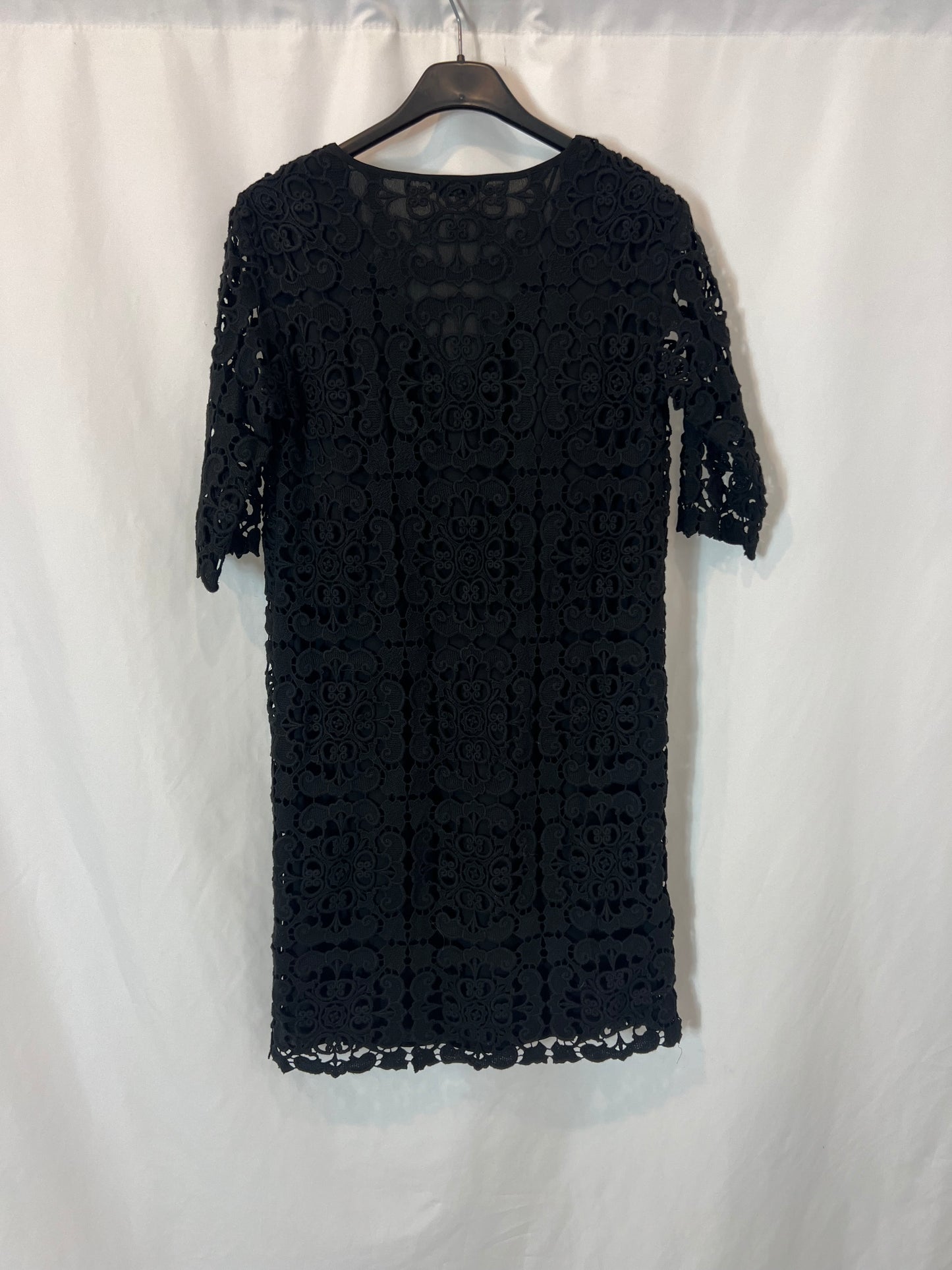 MASSIMO DUTTI. Vestido negro corto troquelado. T XS