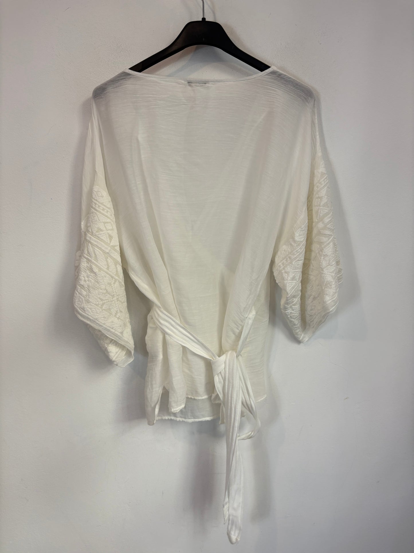 MOTEL. Blusa blanca cruzada con seda
