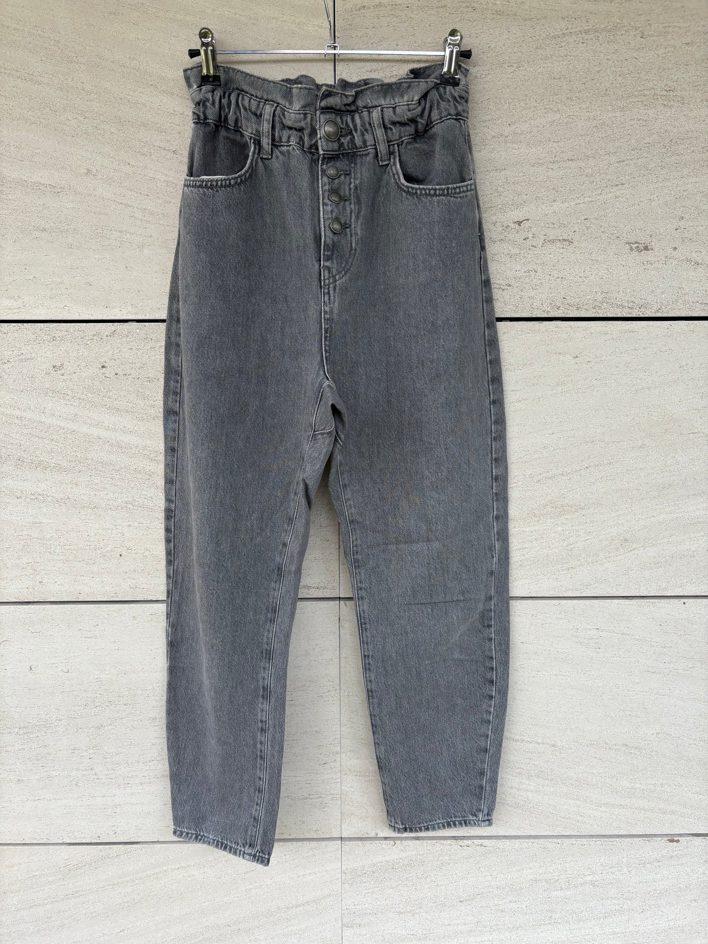 ZARA. Denim gris abotonado
