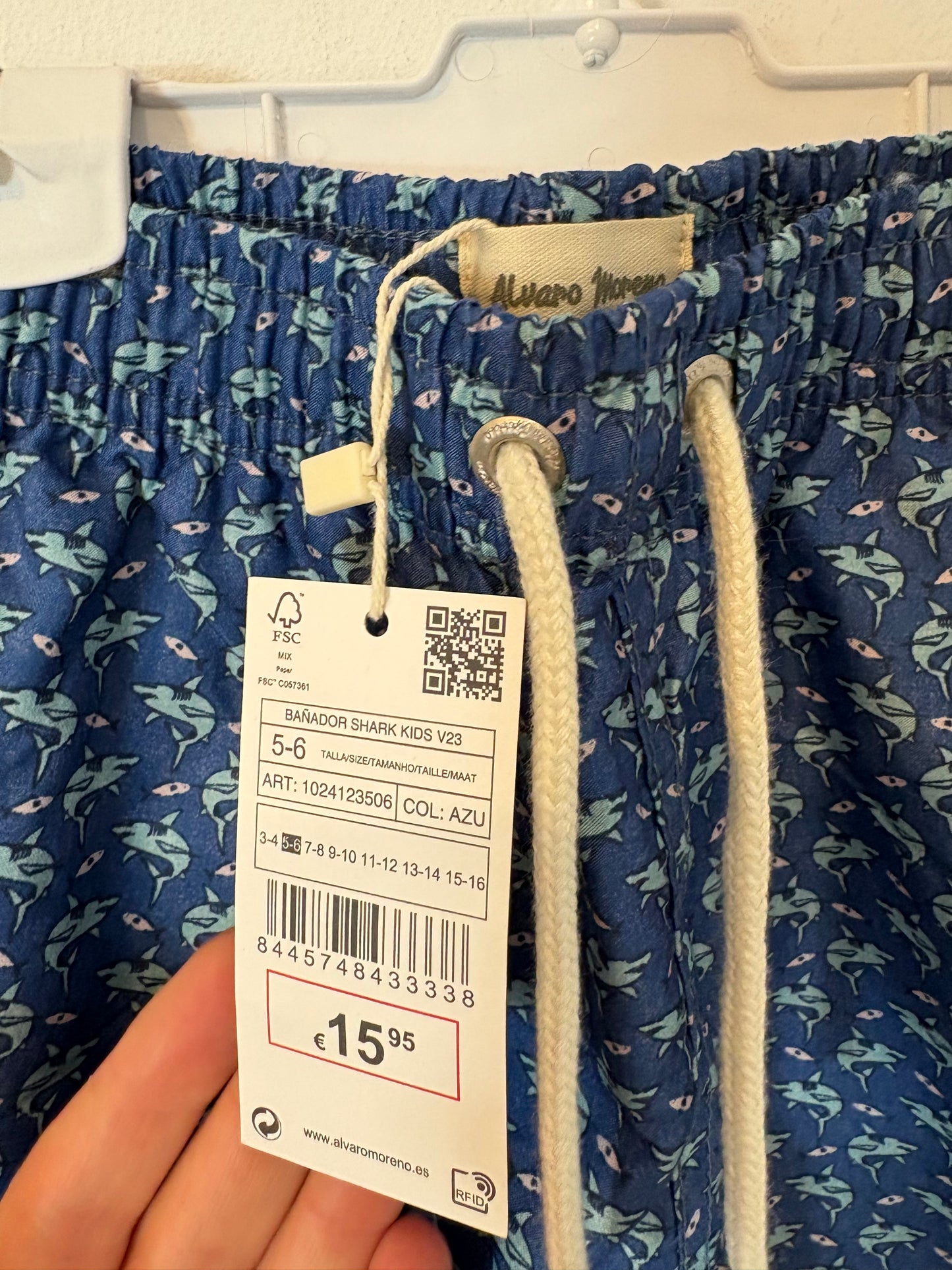 ALVARO MORENO. Bañador azul tiburones. T 5-6 años